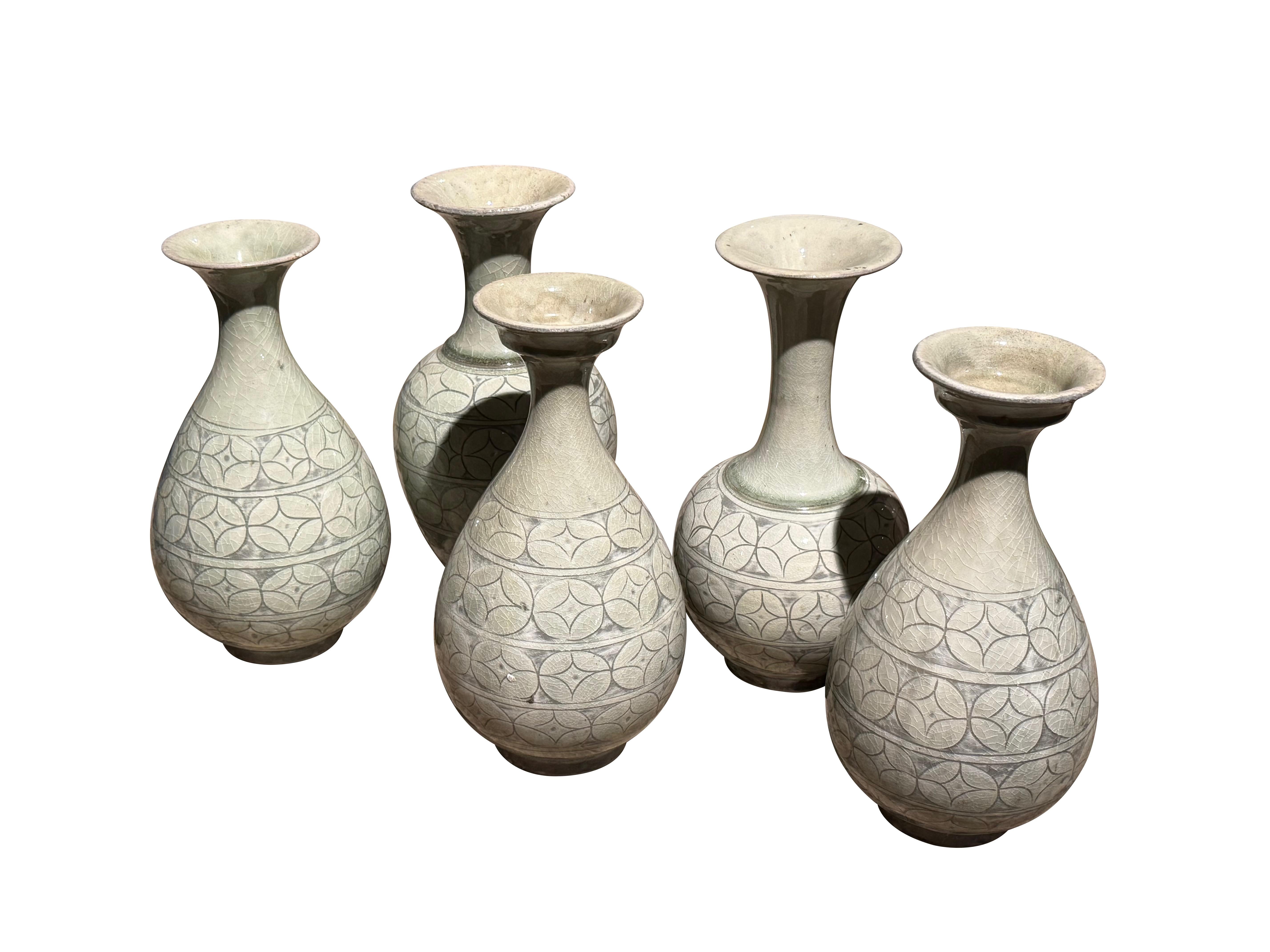 Gris, Sage Vase à col entonnoir court à motif géométrique, Chine, Contemporain en vente 1