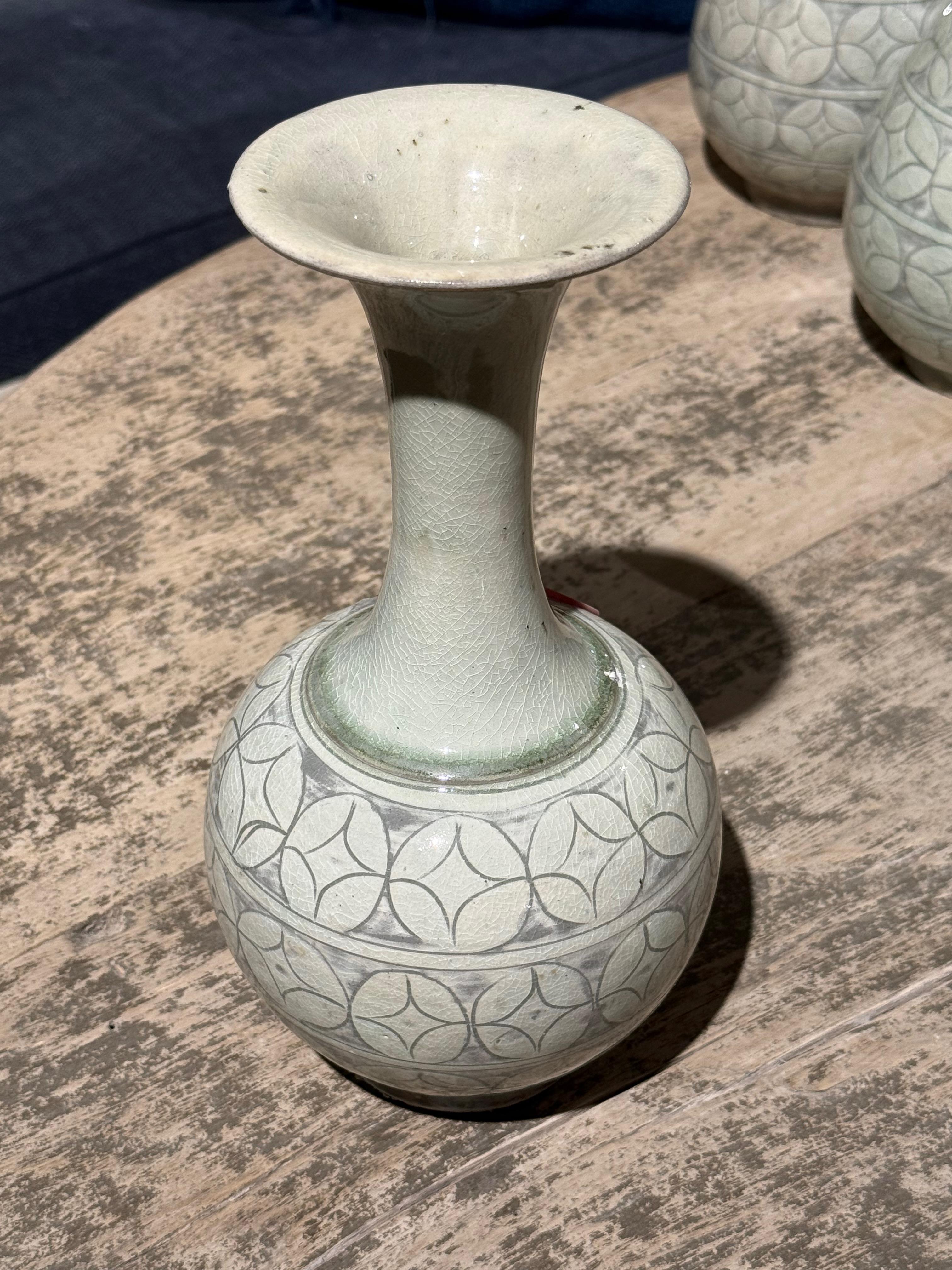 Chinois Vase en céramique à motifs géométriques gris, Sage, Chine, Contemporain en vente
