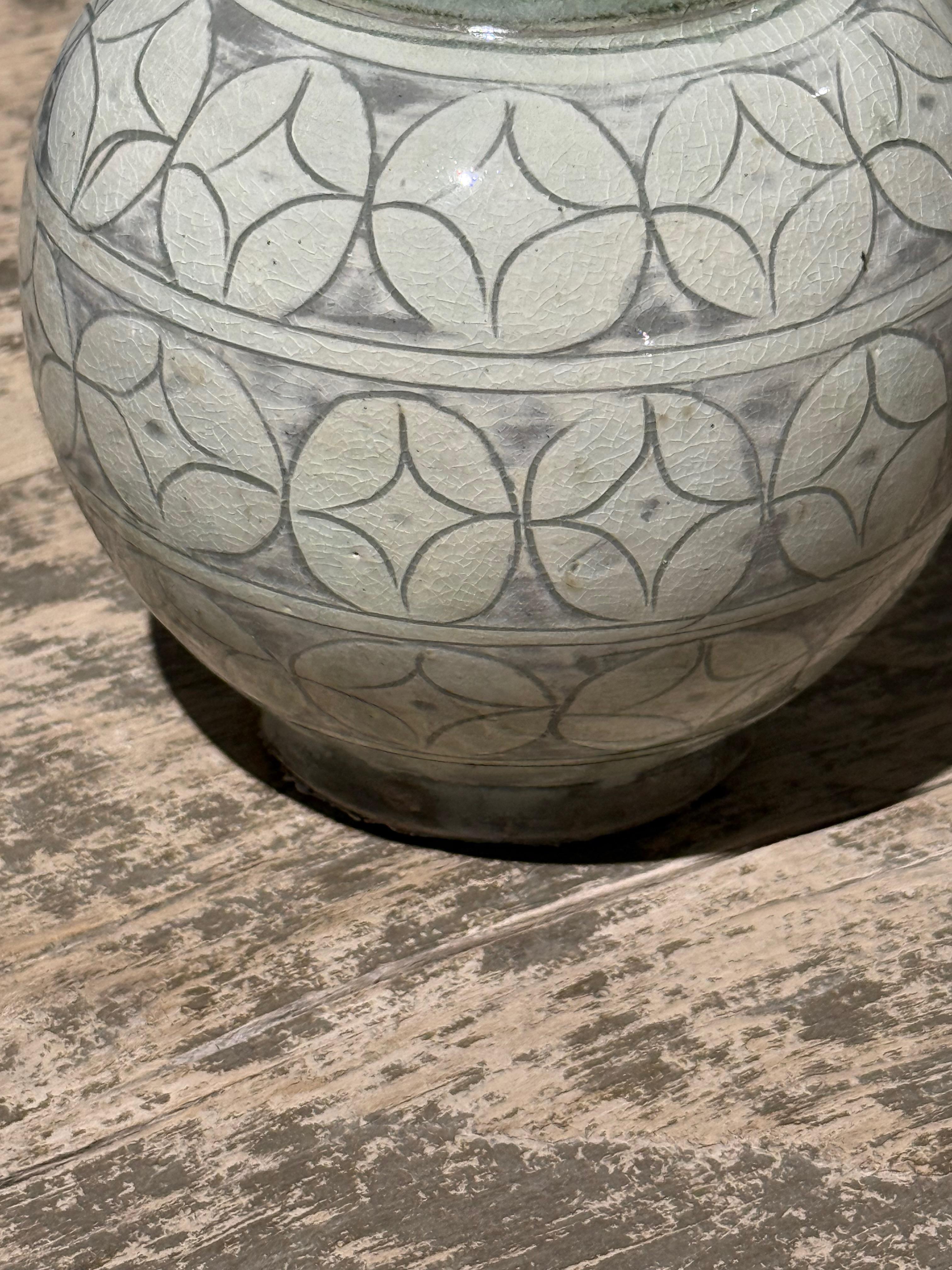 XXIe siècle et contemporain Vase en céramique à motifs géométriques gris, Sage, Chine, Contemporain en vente