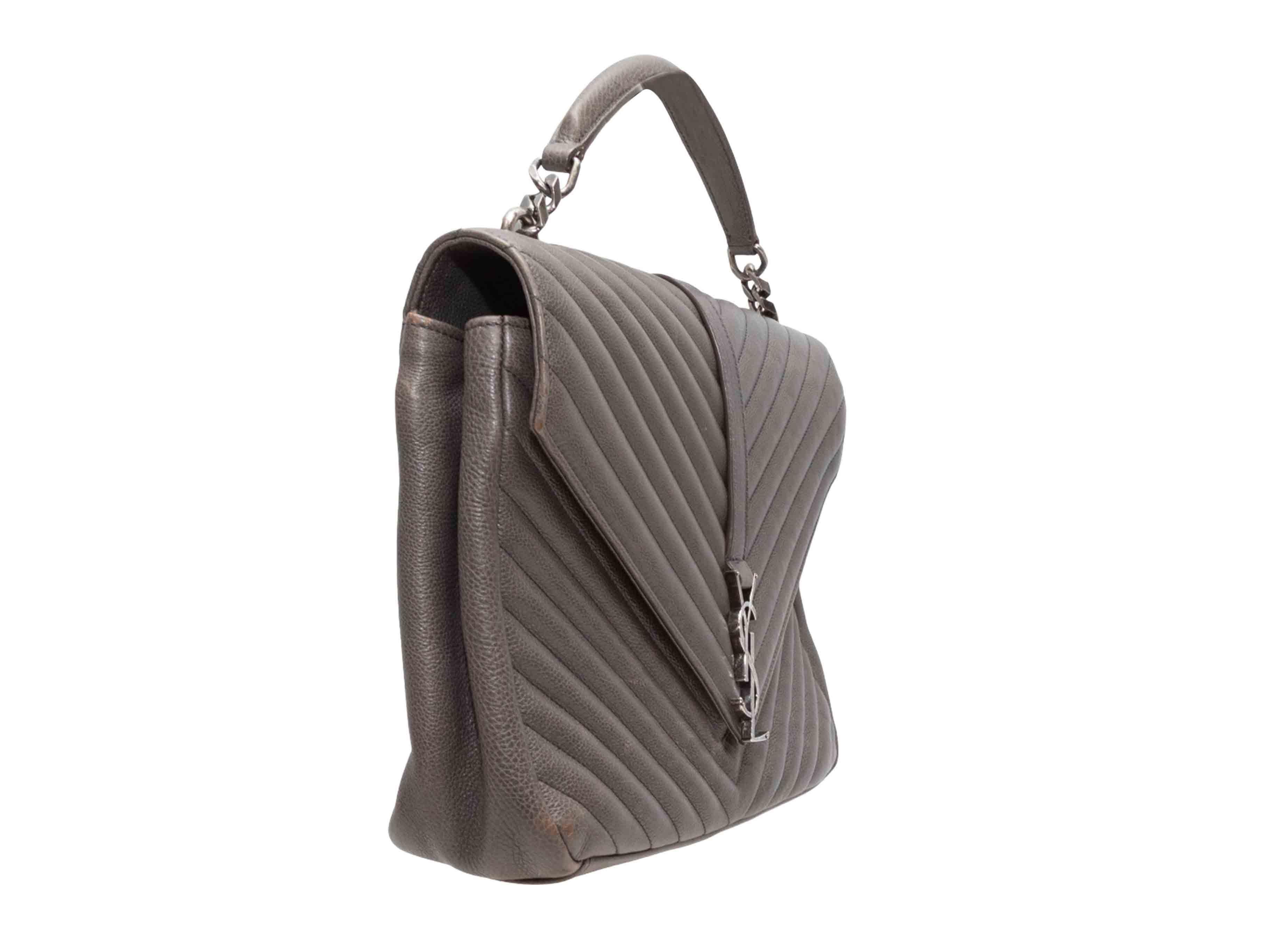 Borsa Saint Laurent Lou Matelasse grigia. La borsa Lou Lou ha un corpo in pelle matelasse, finiture in argento, un manico singolo e una chiusura frontale con patta. 12,25