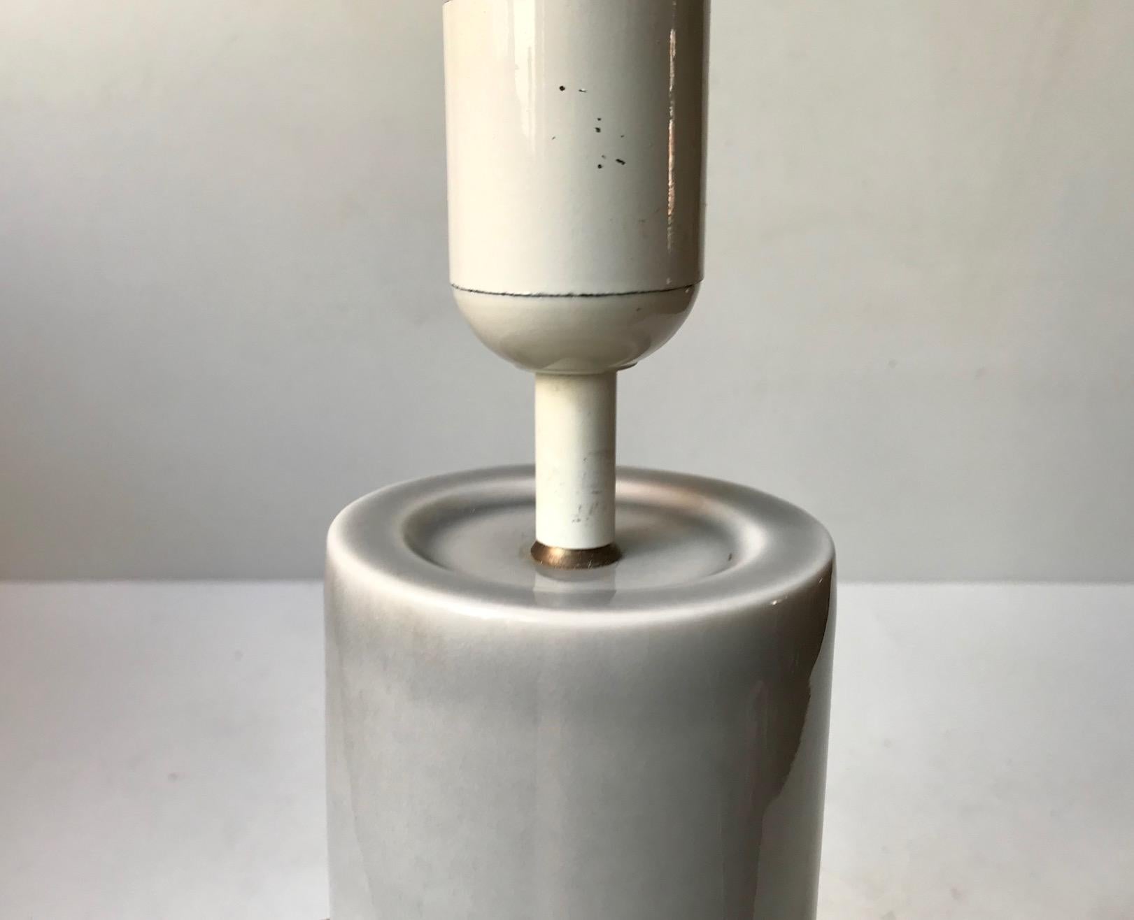 Graugraue skandinavische Celadon-Tischlampe von Aksel Larsen für Axella, 1970er Jahre (Skandinavische Moderne) im Angebot