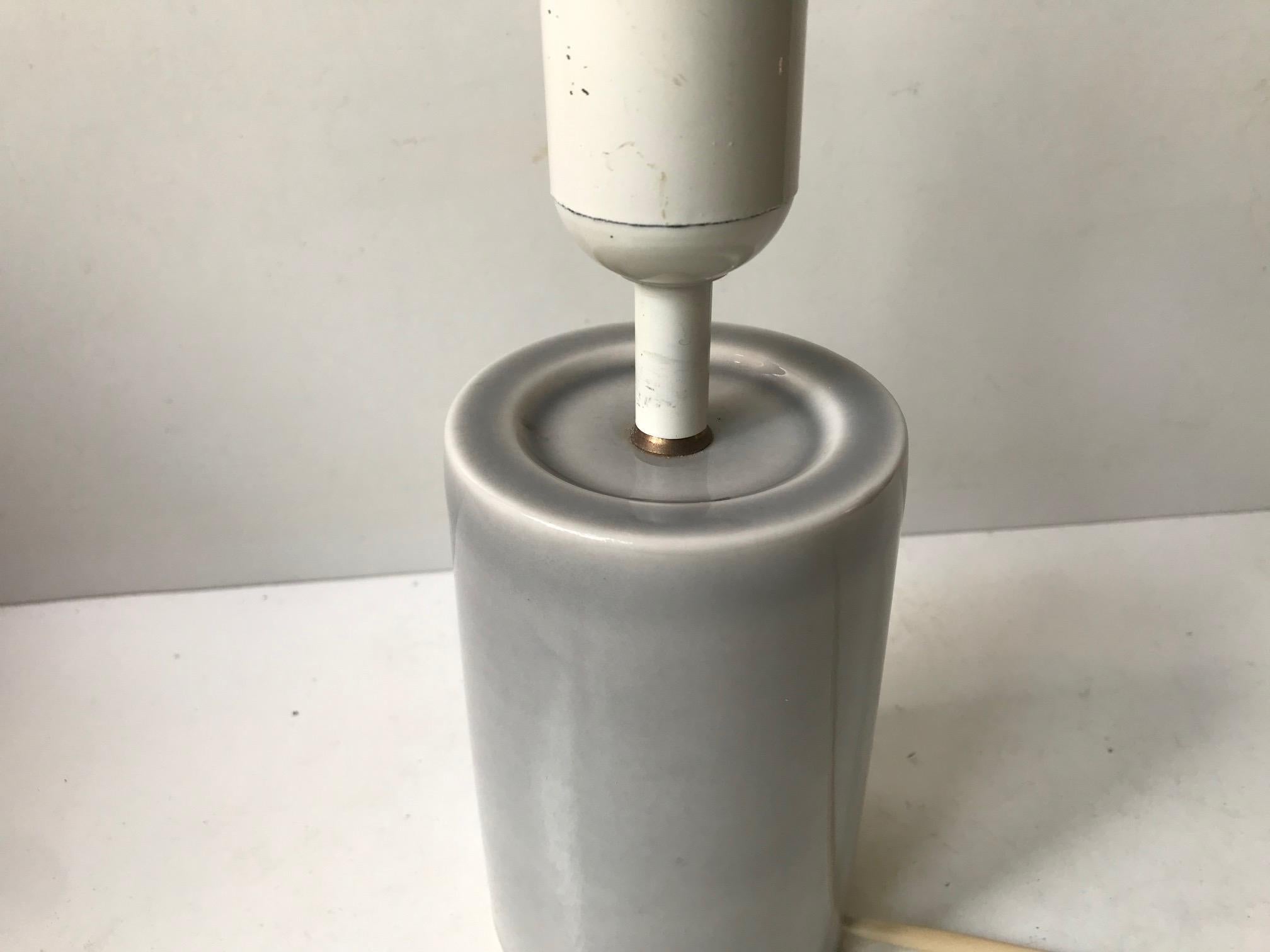 Graugraue skandinavische Celadon-Tischlampe von Aksel Larsen für Axella, 1970er Jahre (Steingut) im Angebot