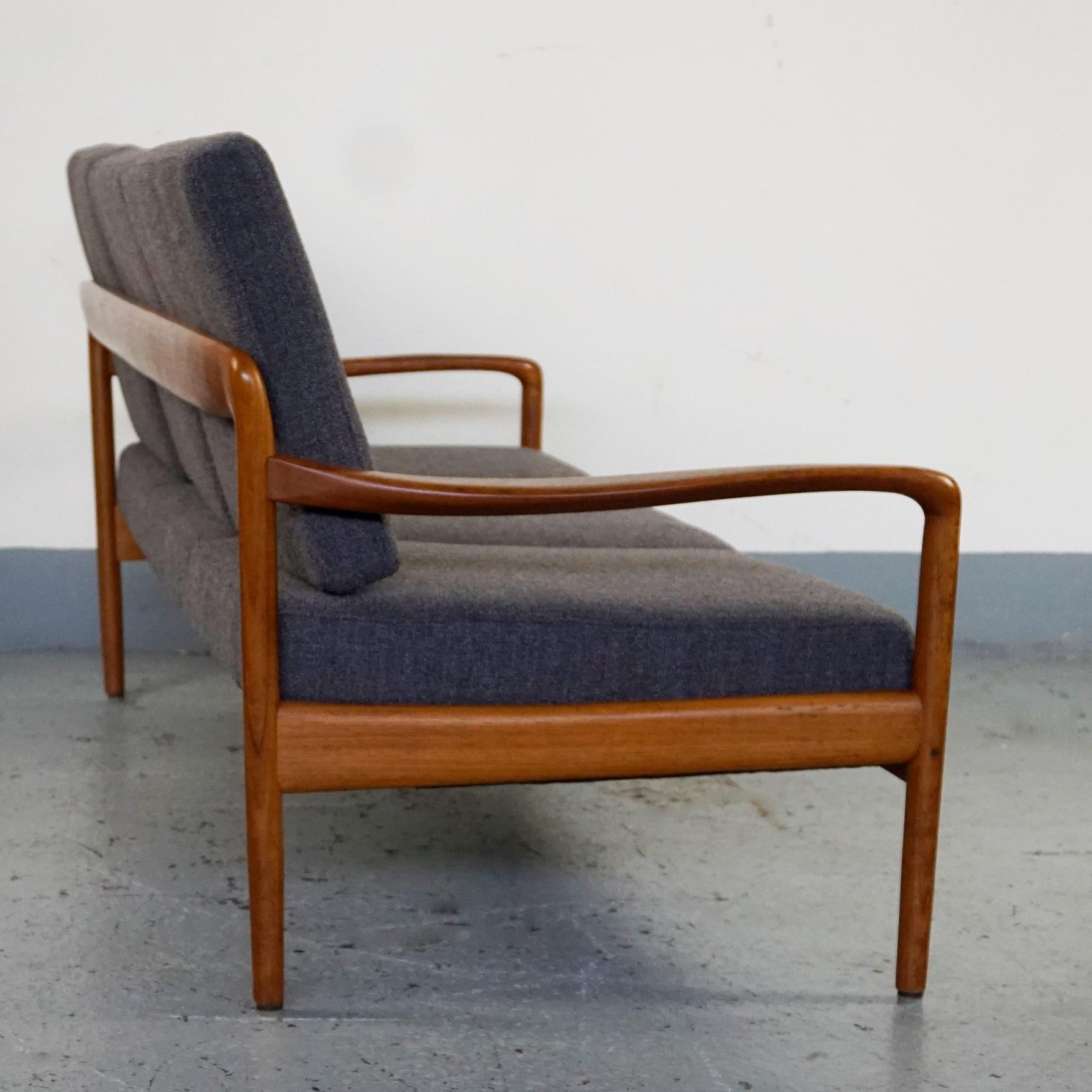Grey Scandinavian Modern Teak Three-Seat Sofa by Knoll Antimott (Skandinavische Moderne)