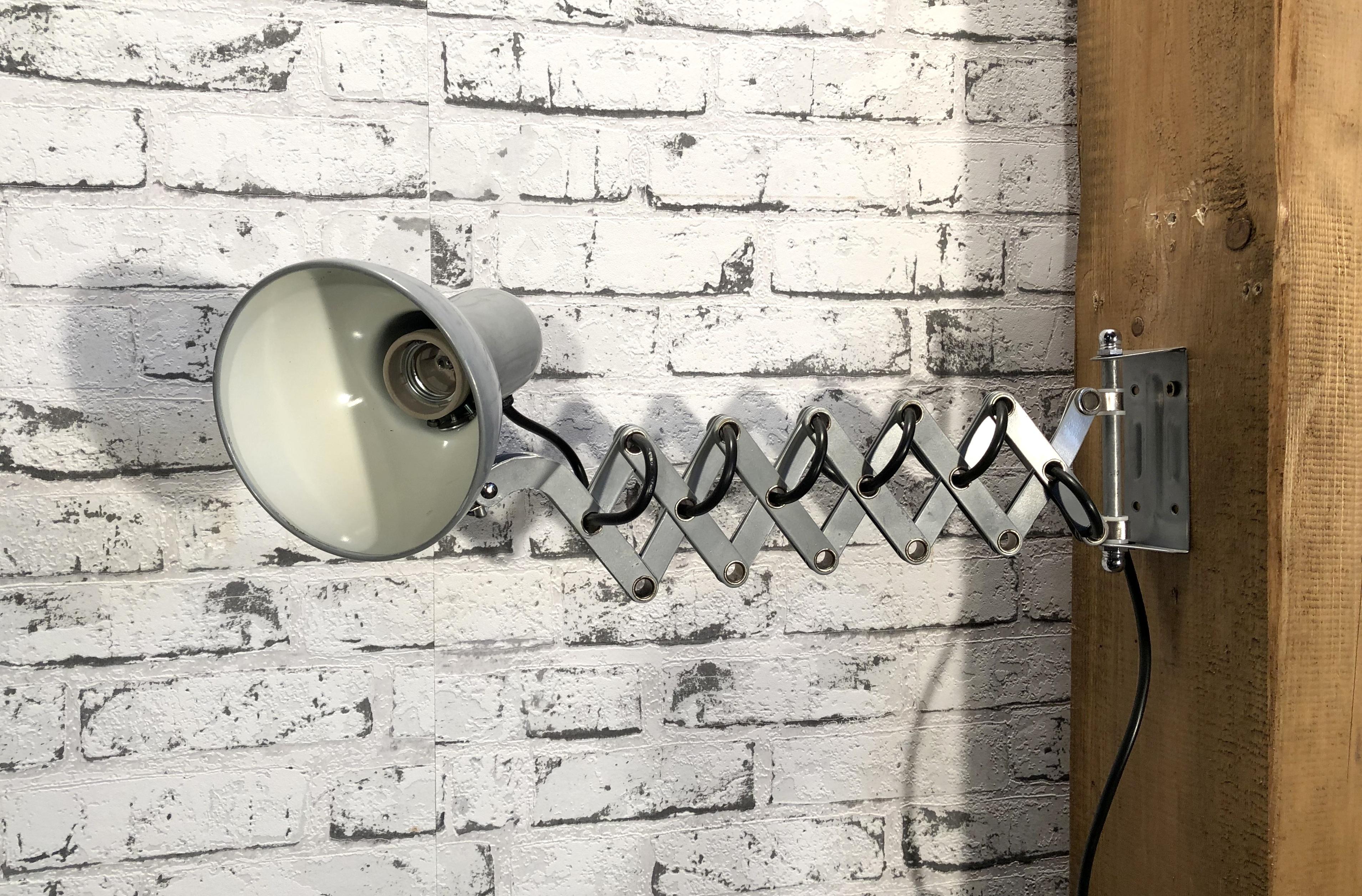 Grey Scissor Wall Lamp, 1980s In Good Condition In Kojetice, CZ