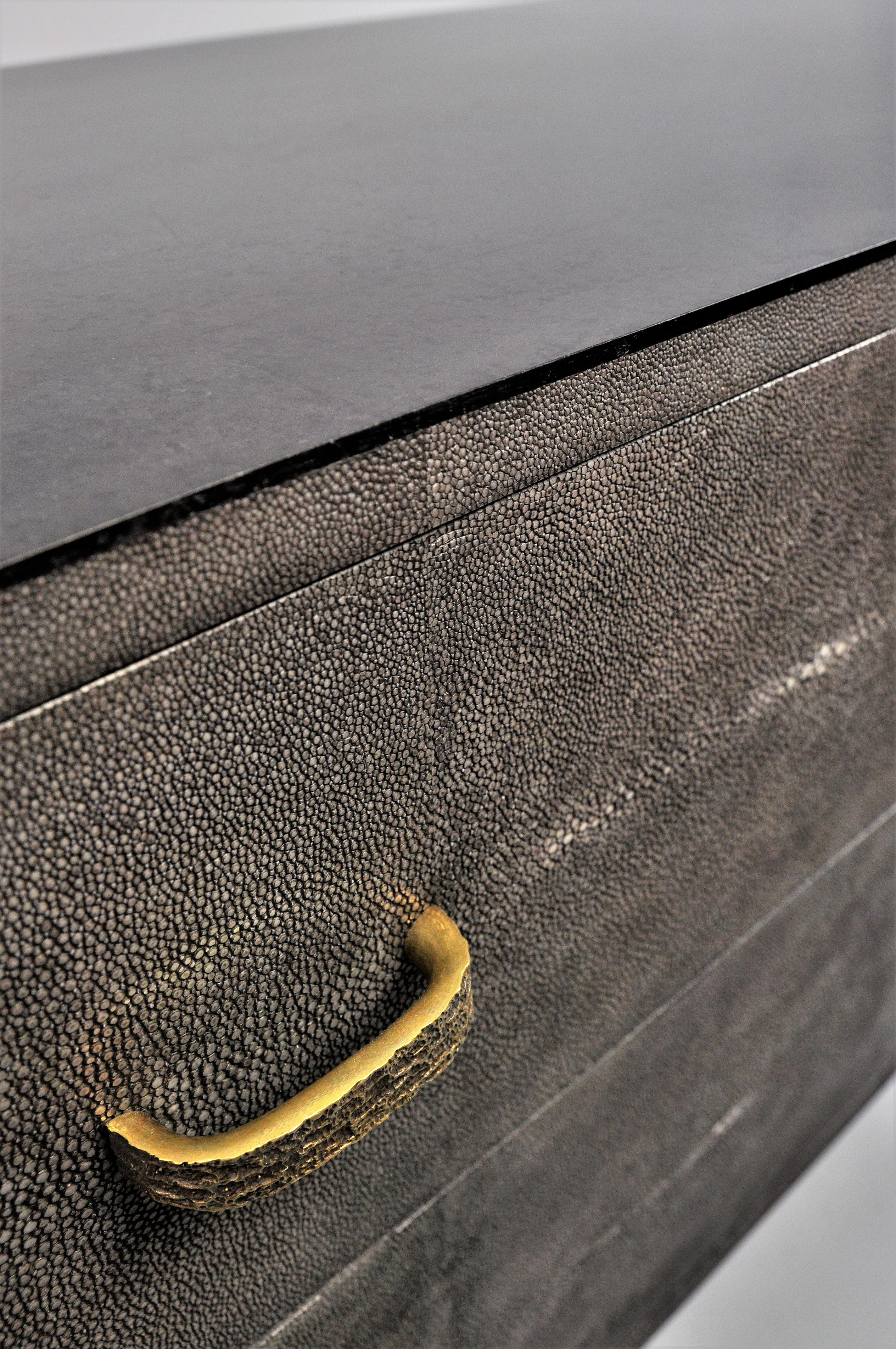 Grey Shagreen Chest of Drawers with Black Stone Marquetry by Ginger Brown In New Condition For Sale In Bourguebus, FR