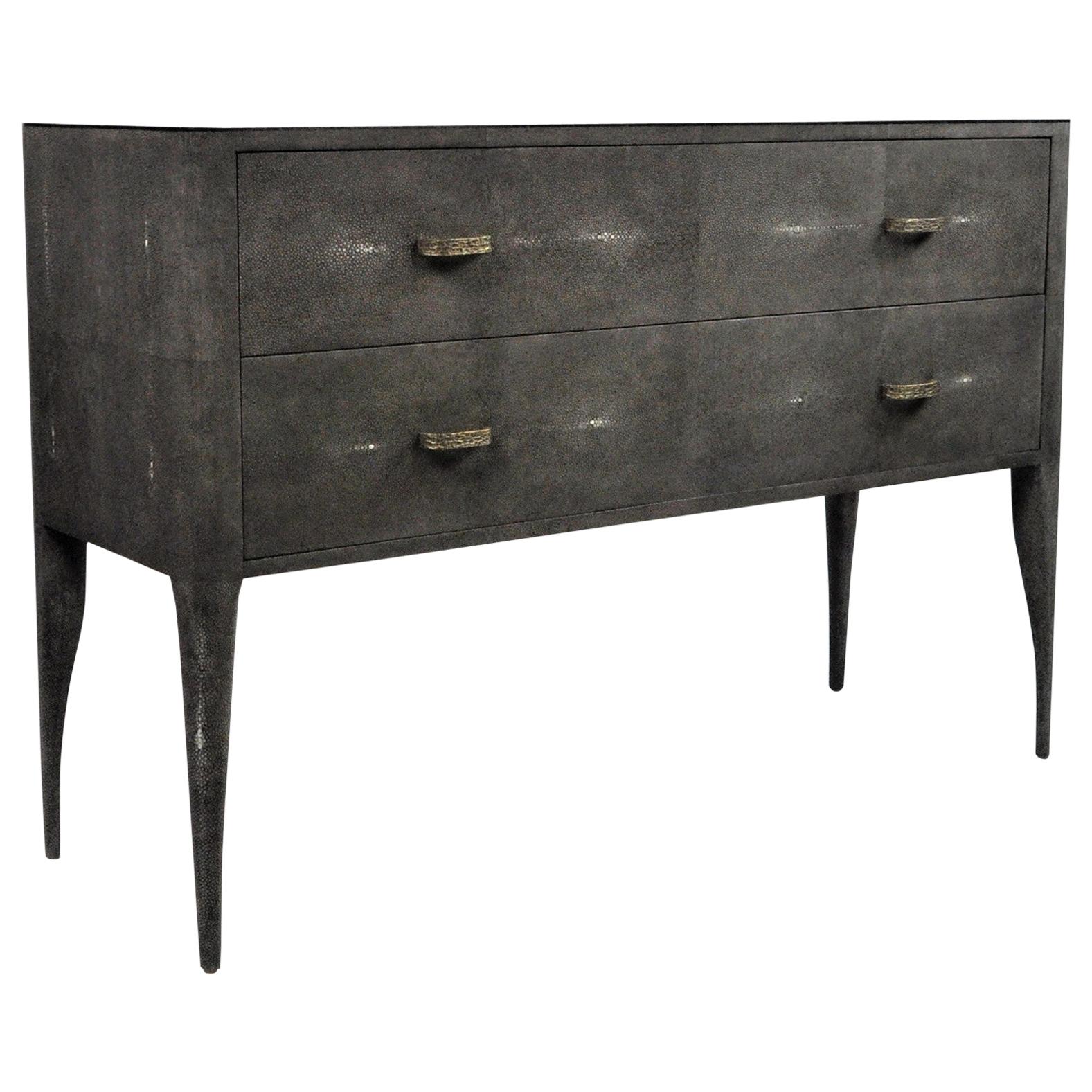 Commode en galuchat gris avec marqueterie de pierre noire par Ginger Brown