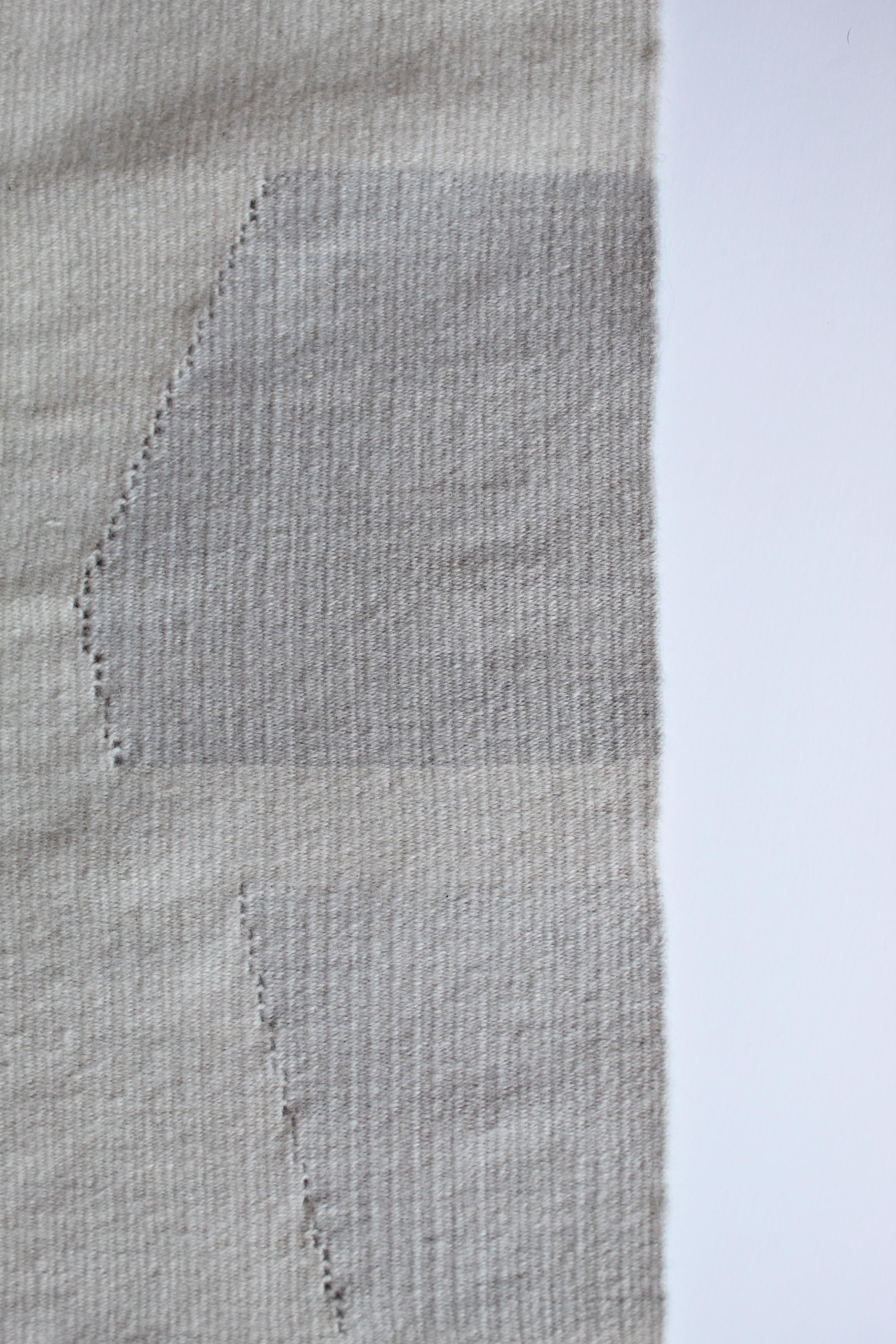 Zeitgenössischer handgewebter Wollteppich, grau getönter Kelim oder Wandteppich (Moderne)
