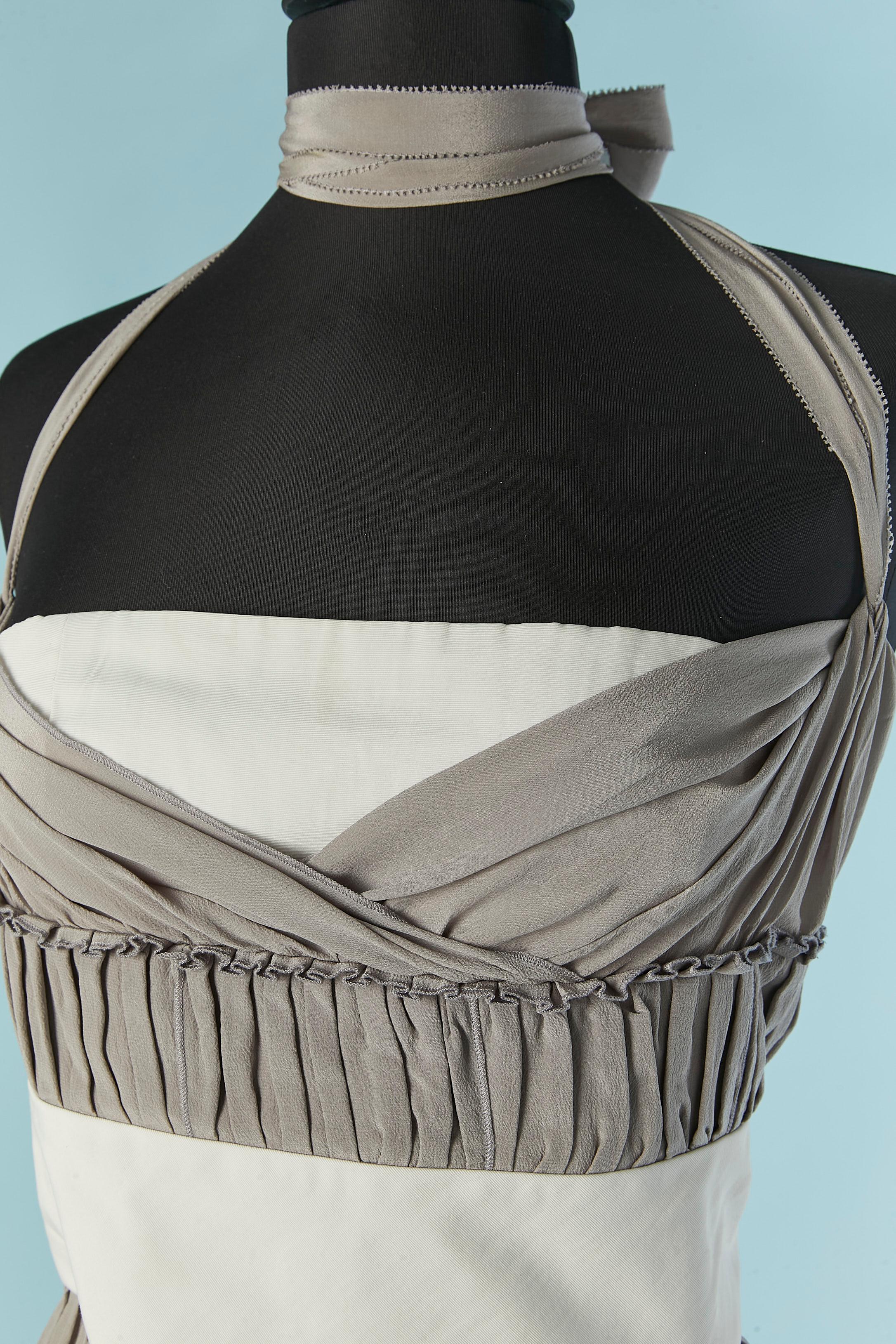 Vestido bustier de gasa de seda gris. Composición del tejido principal: 90% seda, 6% poliéster, 4% algodón. 
Forro de seda. 
Cierre con cremallera en la parte central de la espalda + corchete. 
TALLA M