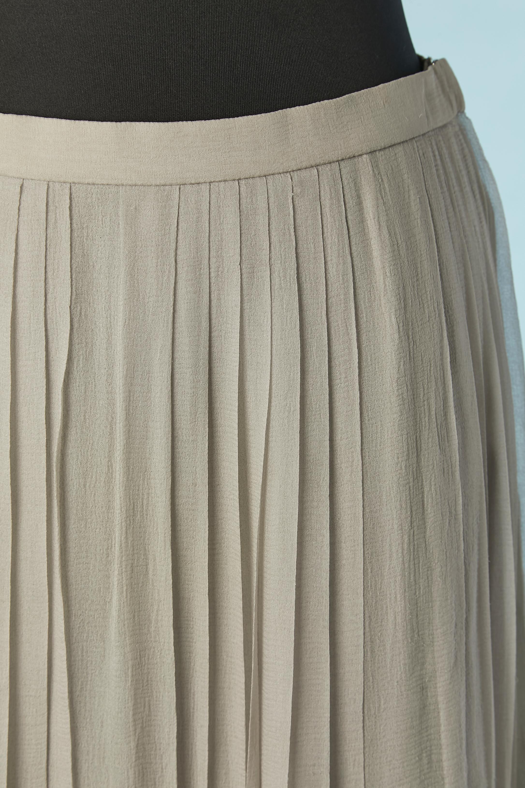 Grey silk chiffon pleated skirt . Snap and hook&eye closure on the left side. 
SIZE 38 (Fr) M 