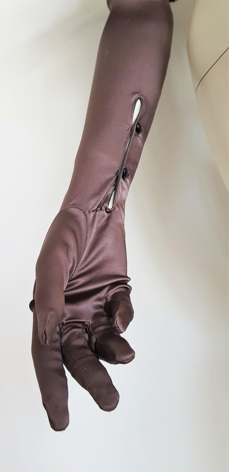 Grey Silk Valentino long gloves with black feathers For Women Size 8 For Sale at 1stDibs