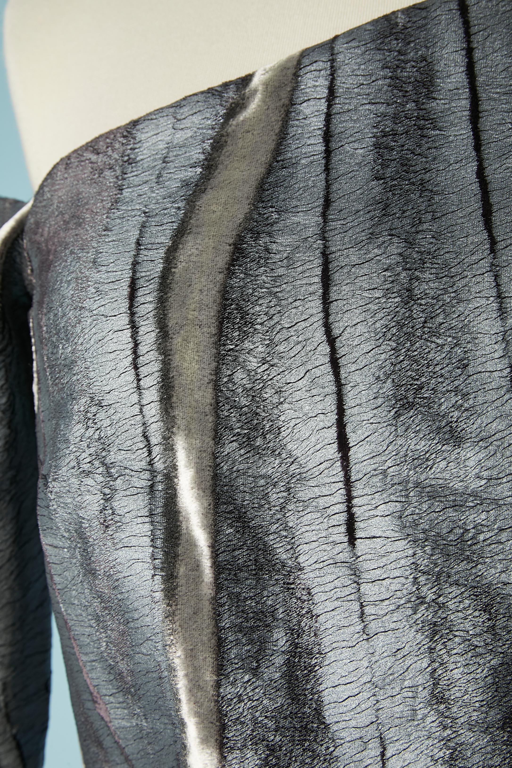 Velours de soie gris  et une robe de soirée asymétrique en velours coulé. Fendu des deux côtés, longueur = 14 cm
Doublure en soie. Fermeture éclair au milieu du dos.
TAILLE L