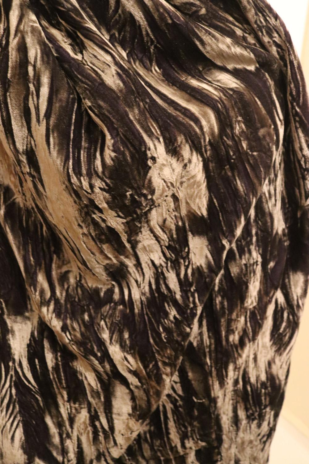 A super soft silk velvet shawl in cross dyed velvet. The two colours are woven and then hand crushed in the mill, the opposing colours create an iridescent effect which glimmers in the light. The scarf is edged in amathysts.
Measurements 88 '' x 28''