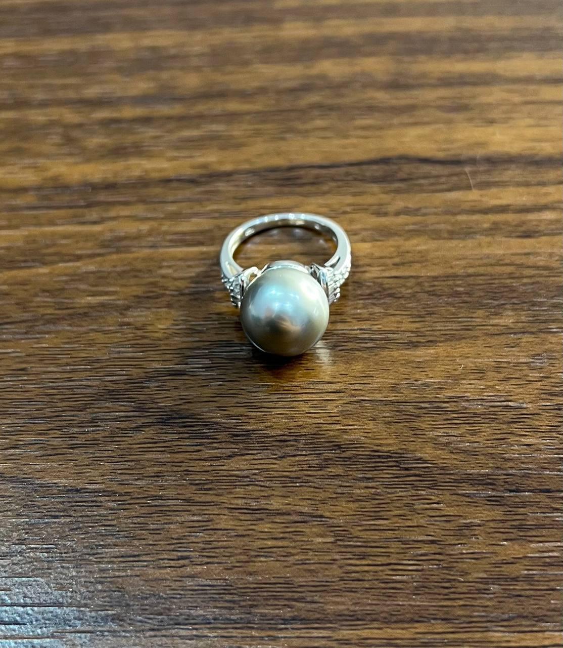 Statement-Ring, Grau Silber Schwarz Tahiti Perle 14K Weißgold Diamant Baguette im Zustand „Neu“ im Angebot in Oakton, VA