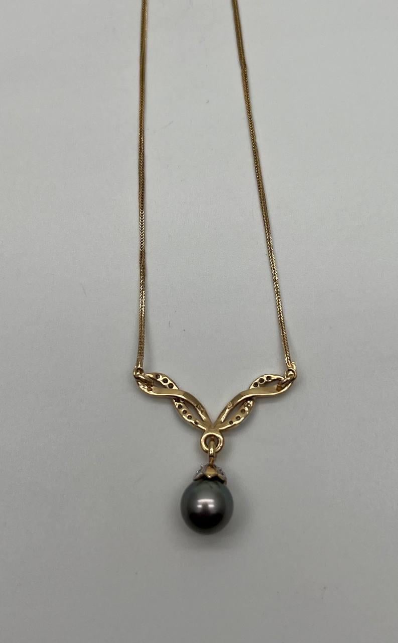 Taglio misto Collana con ciondolo a nastro in argento grigio, perla nera di Tahiti e diamanti in oro giallo 14 carati in vendita