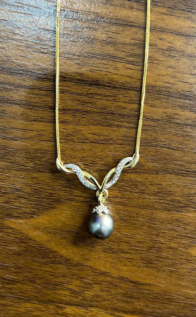 Collana con ciondolo a nastro in argento grigio, perla nera di Tahiti e diamanti in oro giallo 14 carati In condizioni Nuovo in vendita a Oakton, VA
