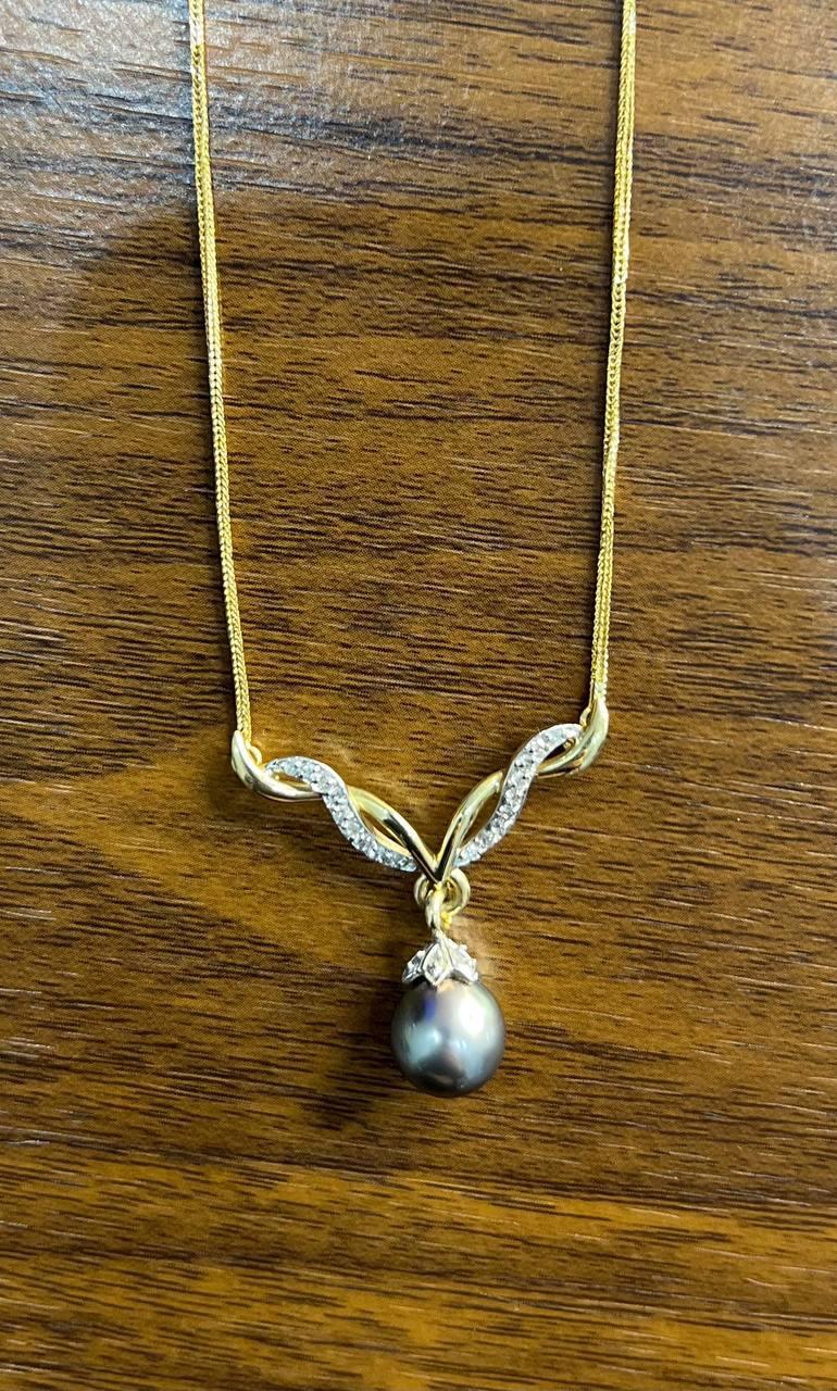 Donna Collana con ciondolo a nastro in argento grigio, perla nera di Tahiti e diamanti in oro giallo 14 carati in vendita