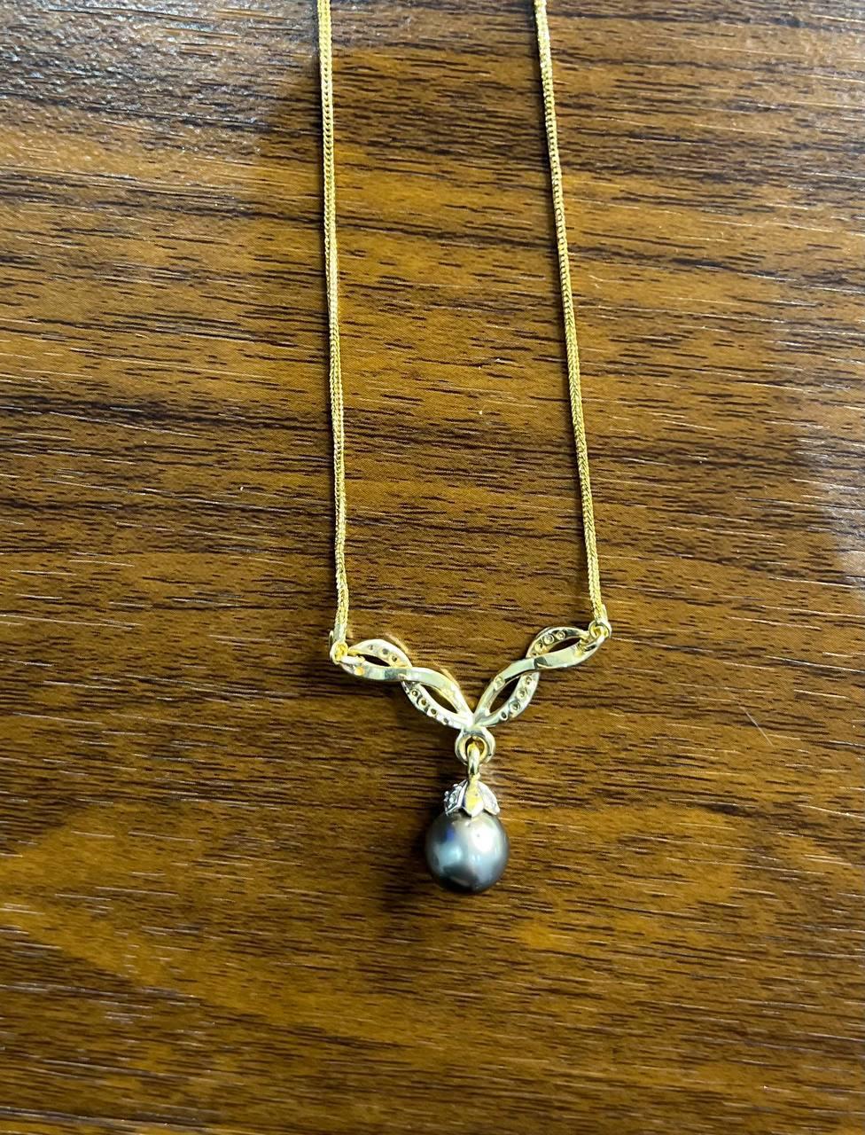 Collana con ciondolo a nastro in argento grigio, perla nera di Tahiti e diamanti in oro giallo 14 carati in vendita 1
