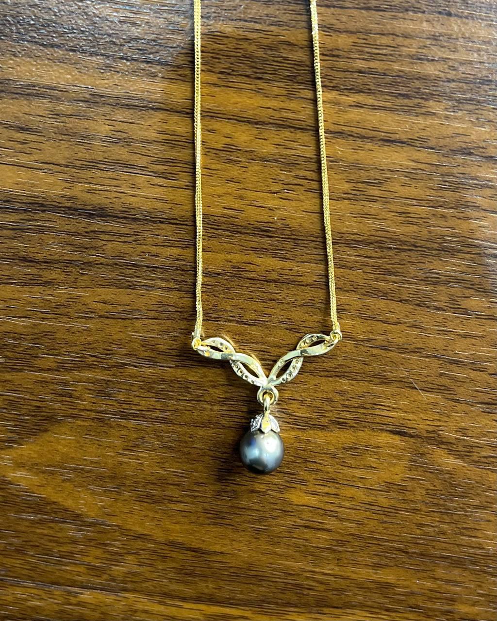 Collana con ciondolo a nastro in argento grigio, perla nera di Tahiti e diamanti in oro giallo 14 carati in vendita 2