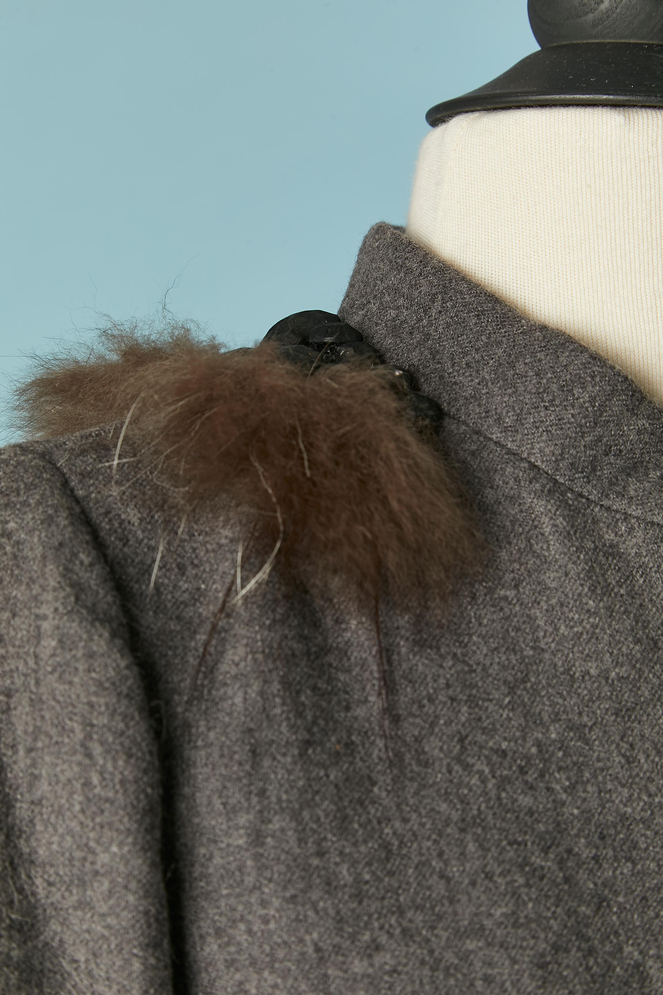 Nero Cappotto monopetto grigio in lana con pelliccia e colletto con perline Fendi in vendita
