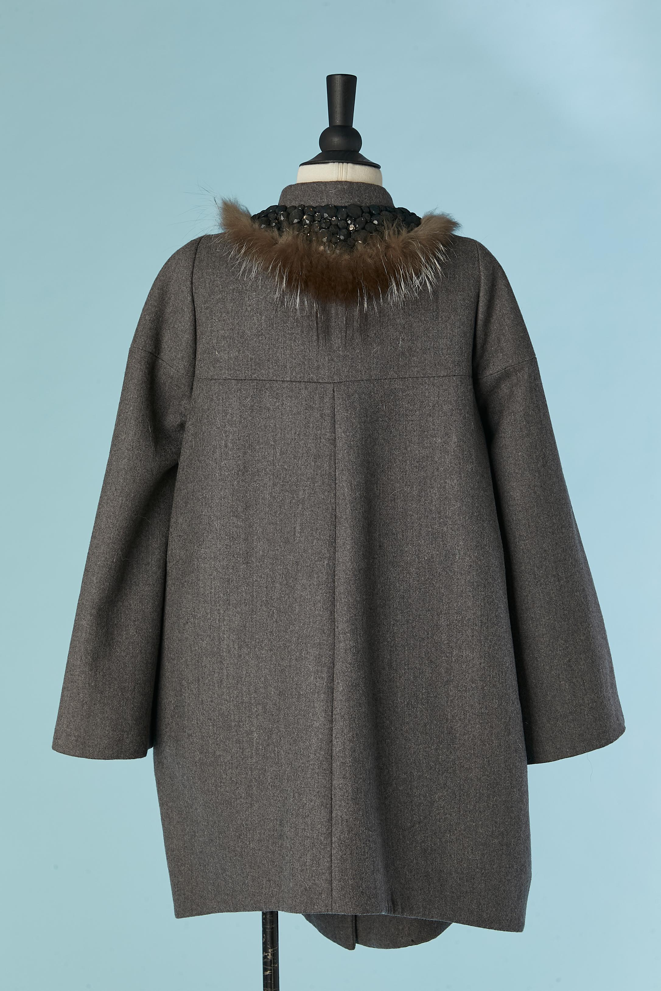 Donna Cappotto monopetto grigio in lana con pelliccia e colletto con perline Fendi in vendita