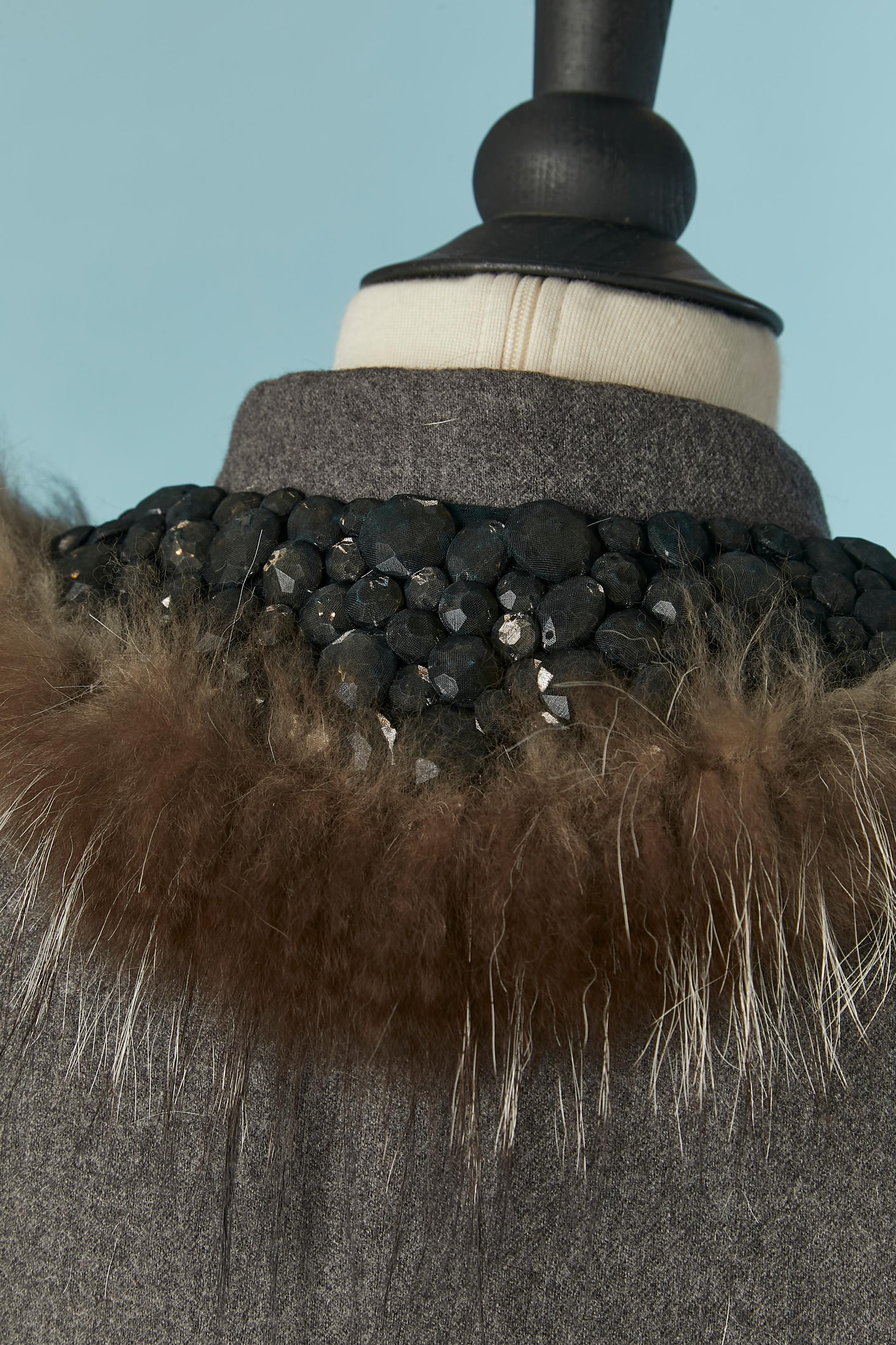 Cappotto monopetto grigio in lana con pelliccia e colletto con perline Fendi in vendita 1
