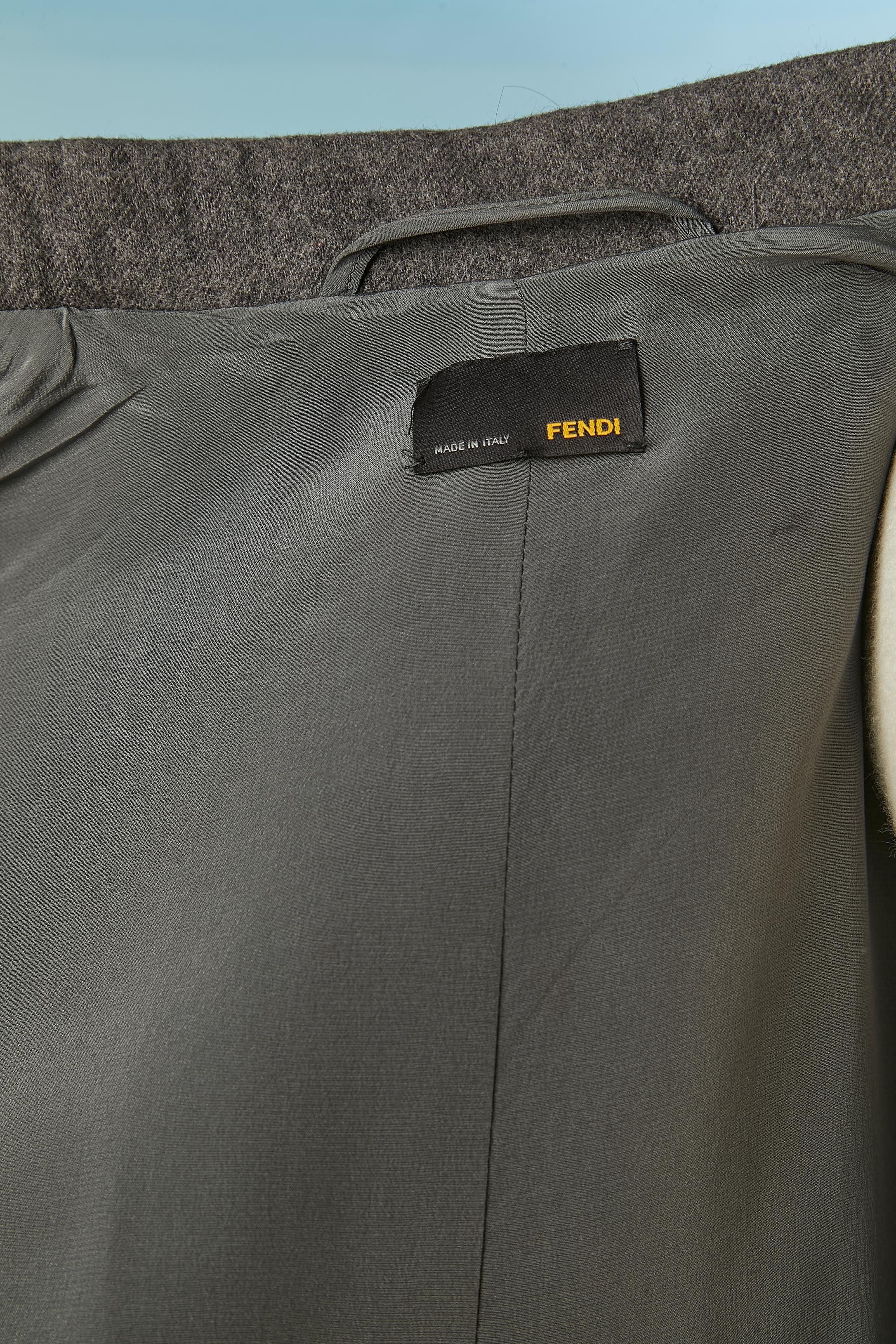 Cappotto monopetto grigio in lana con pelliccia e colletto con perline Fendi in vendita 2
