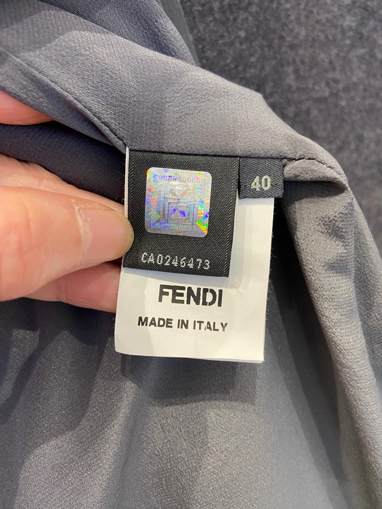 Cappotto monopetto grigio in lana con pelliccia e colletto con perline Fendi in vendita 3