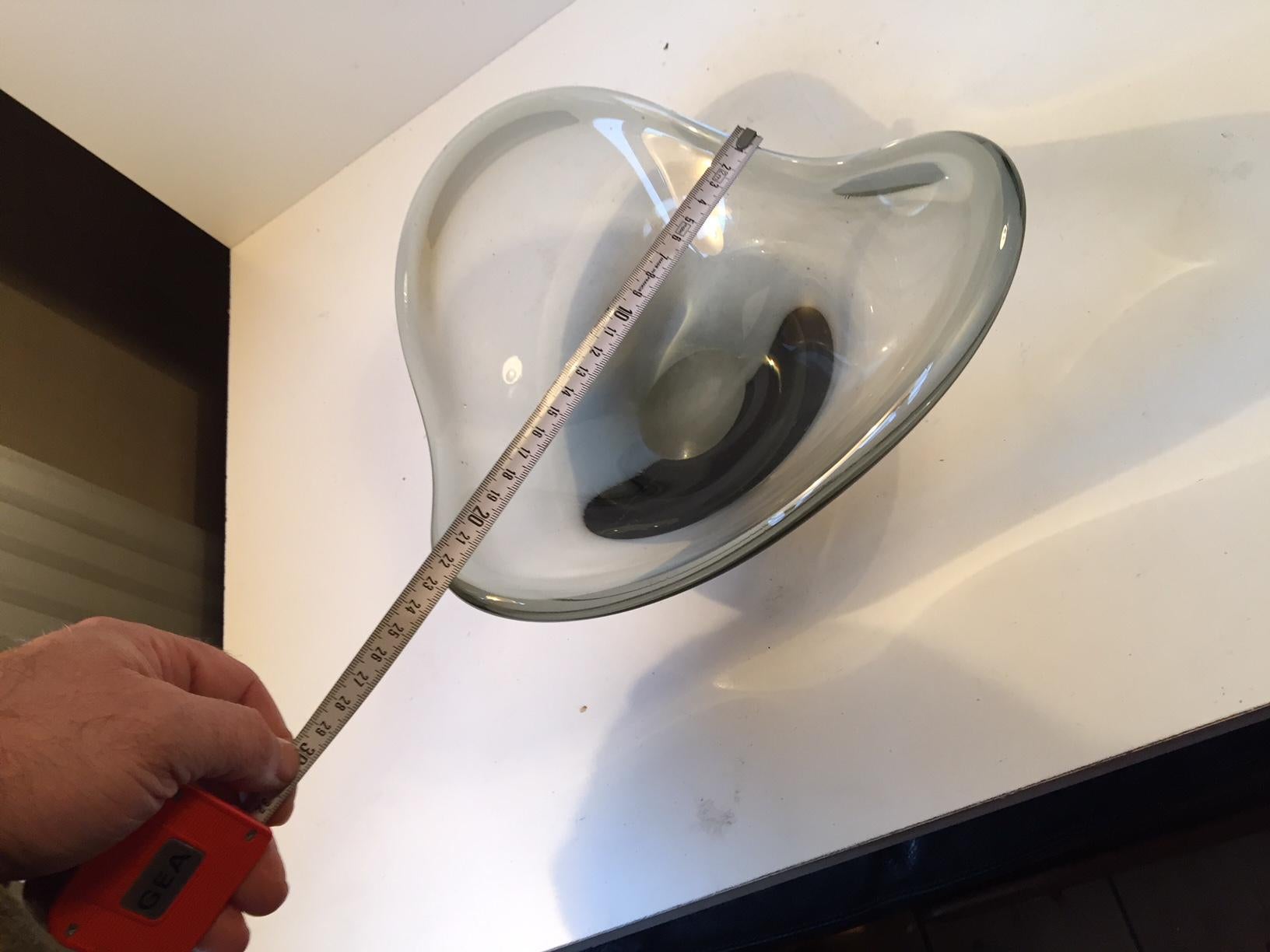 Bol en verre gris fumé par Per Lütken pour Holmegaard, Danemark, années 1960 en vente 1