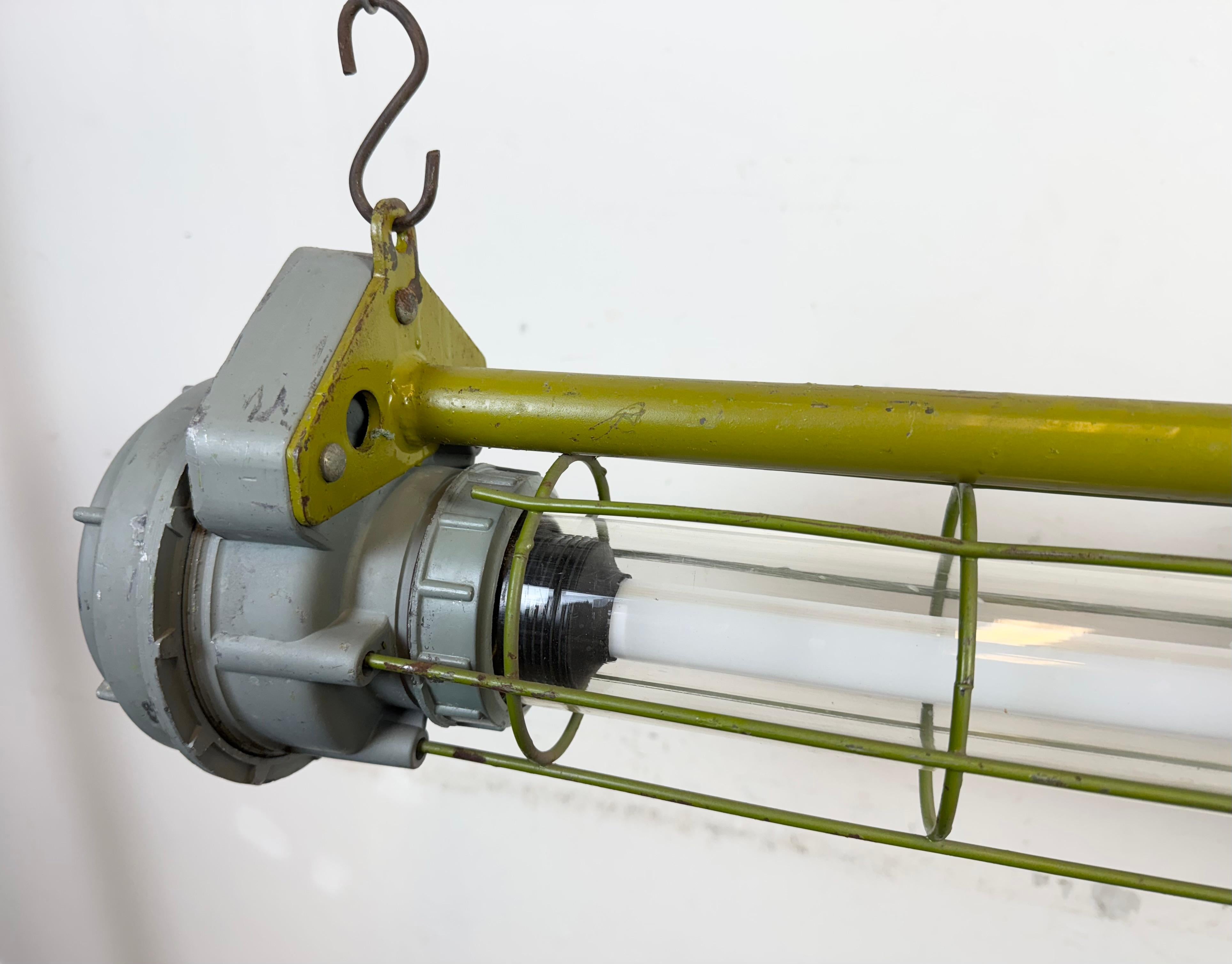Alluminio Lampada industriale a sospensione sovietica grigia, anni '70 in vendita
