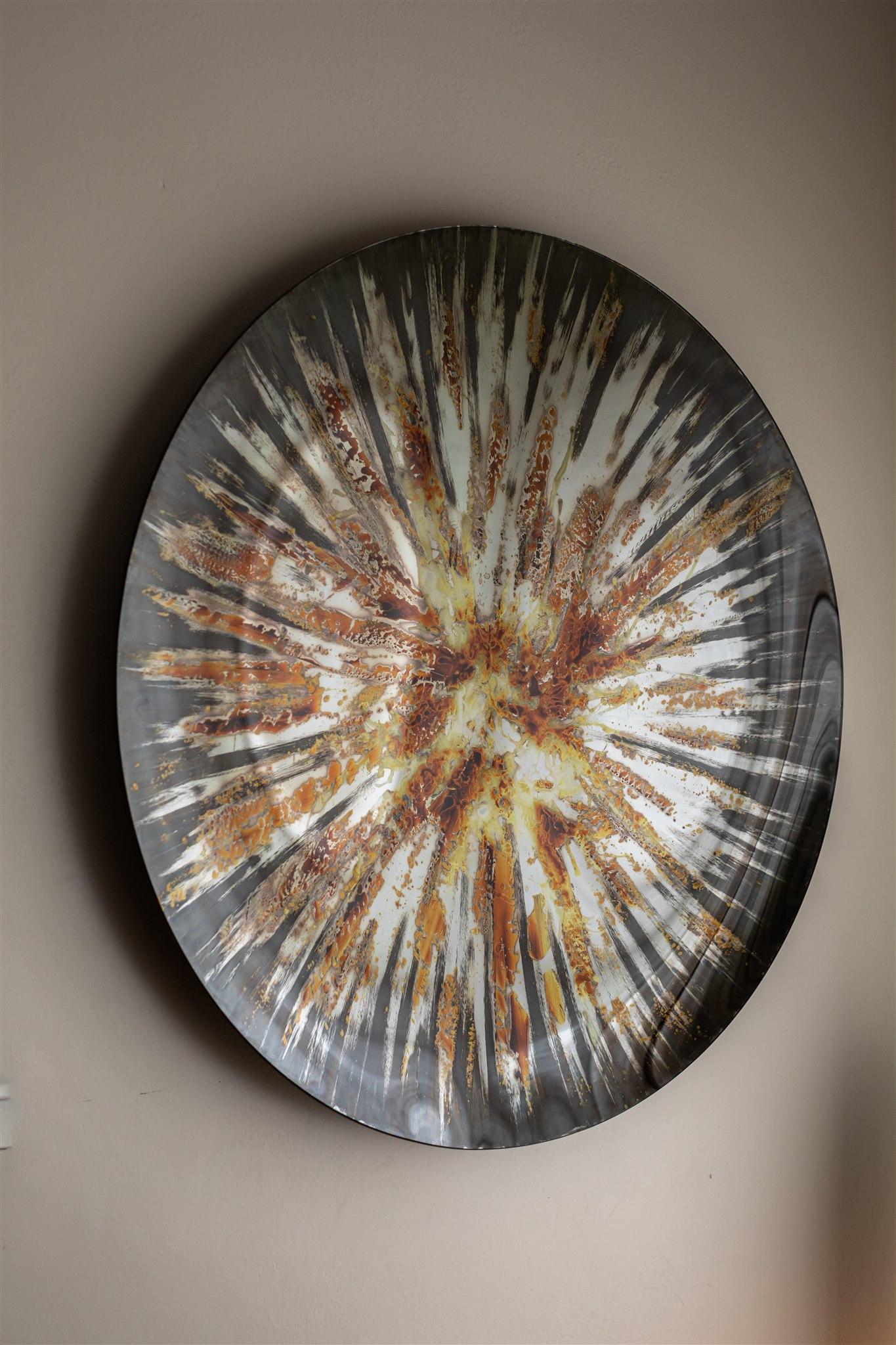 Specchio da parete Grey Star di OOM Contemporary Glass
Dimensioni: Ø 99 cm.
Materiali: Lustri e smalti ceramici su vetro grigio, tecniche miste.

Scopri la Dome Collection, dove l'arte del vetro incontra un design innovativo. Questa serie unica