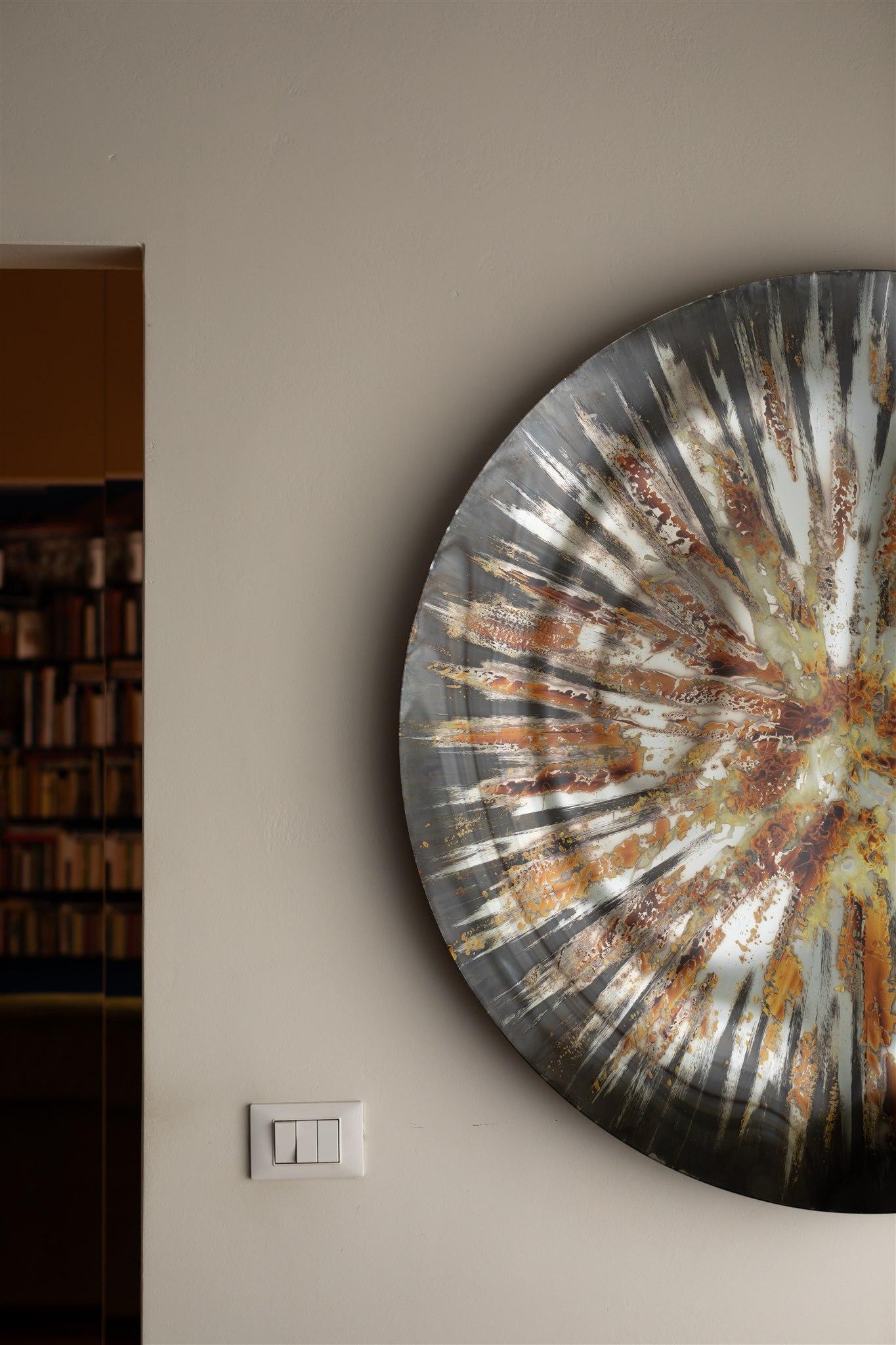 Italiano Specchio da parete Grey Star di OOM Contemporary Glass in vendita