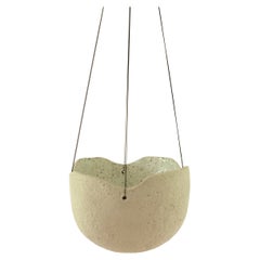 Vaso per piante in gres grigio con ingobbio e smalto bianco di Christine Roland