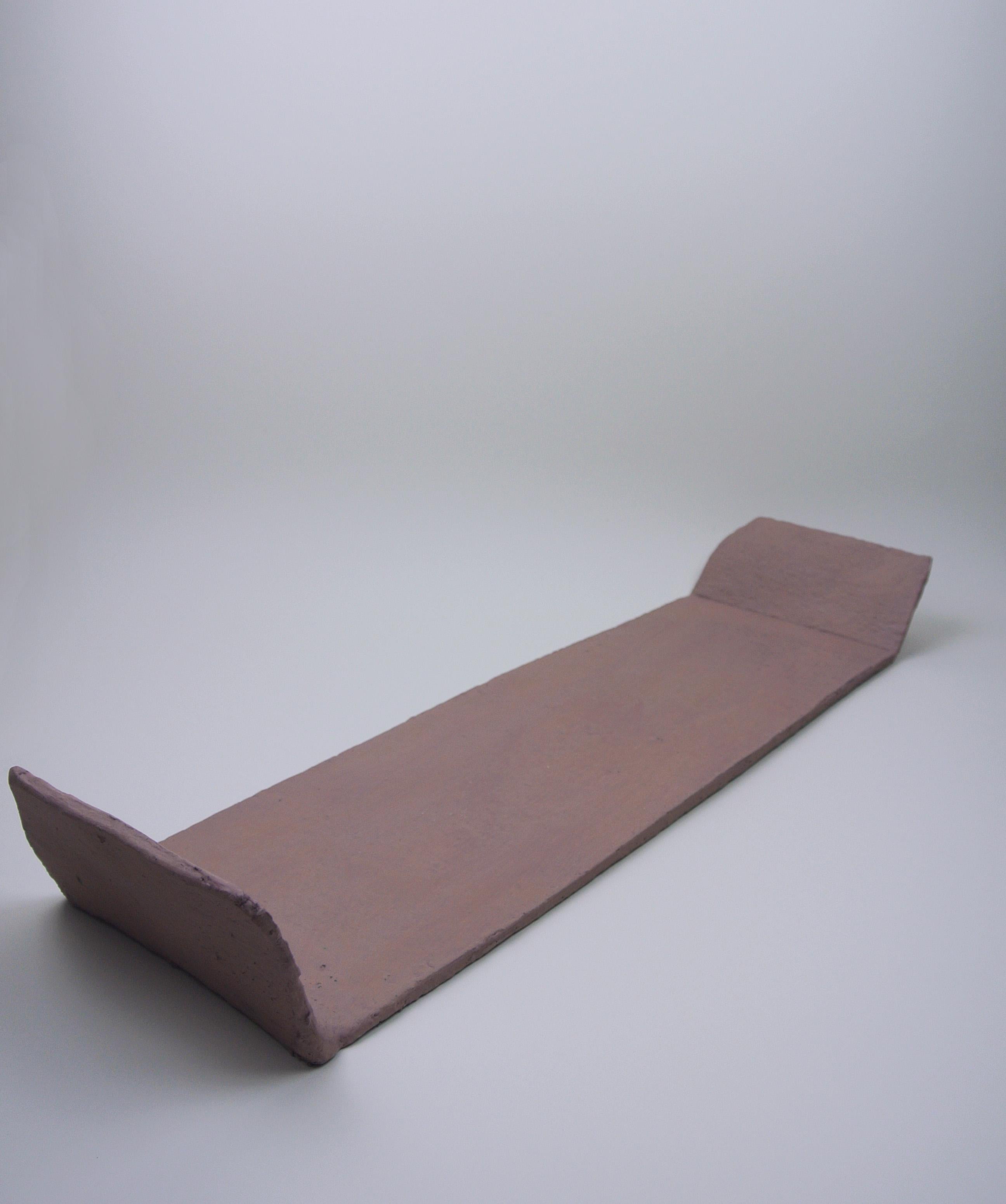 Asymmetric gritty stoneware tray with pale pink engobe.
Fire sand texture and rough surface.