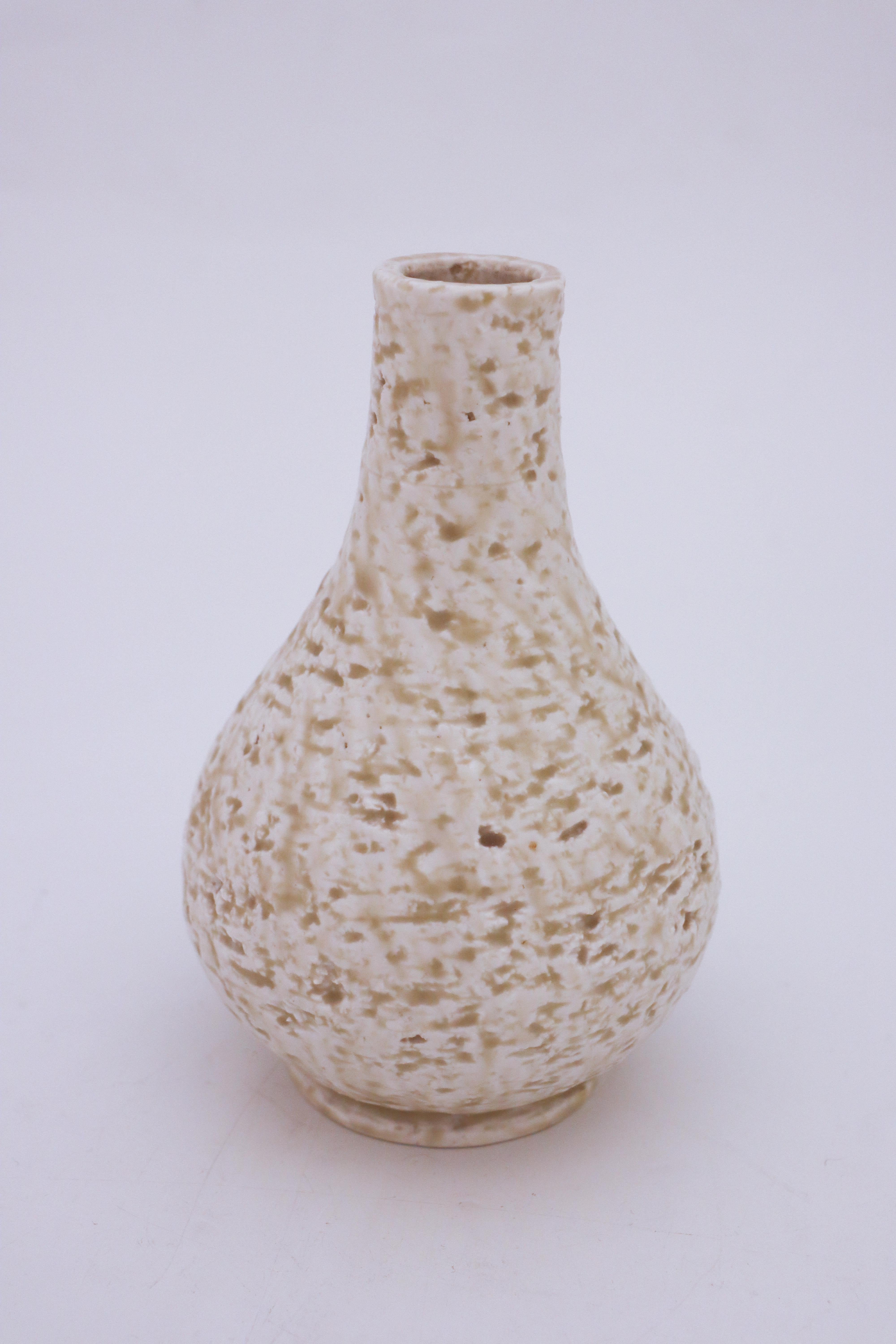 Die Vase wurde von Gunnar Nylund in Rörstrand entworfen. Die Vase ist 18,5 cm hoch und in sehr gutem Zustand, abgesehen von einigen kleinen Flecken.

Gunnar Nylund wurde 1904 in Paris geboren. Seine Eltern arbeiteten als Bildhauer und Designer und