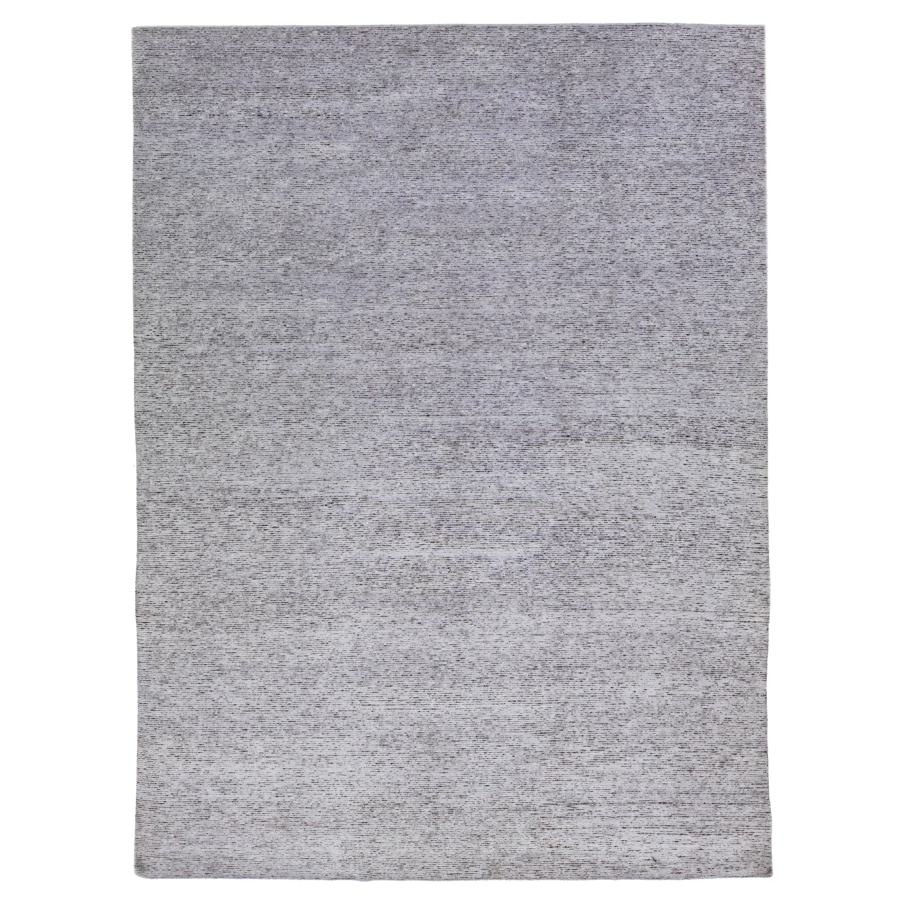 Tapis moderne en laine et soie à rayures grises fait à la main en vente