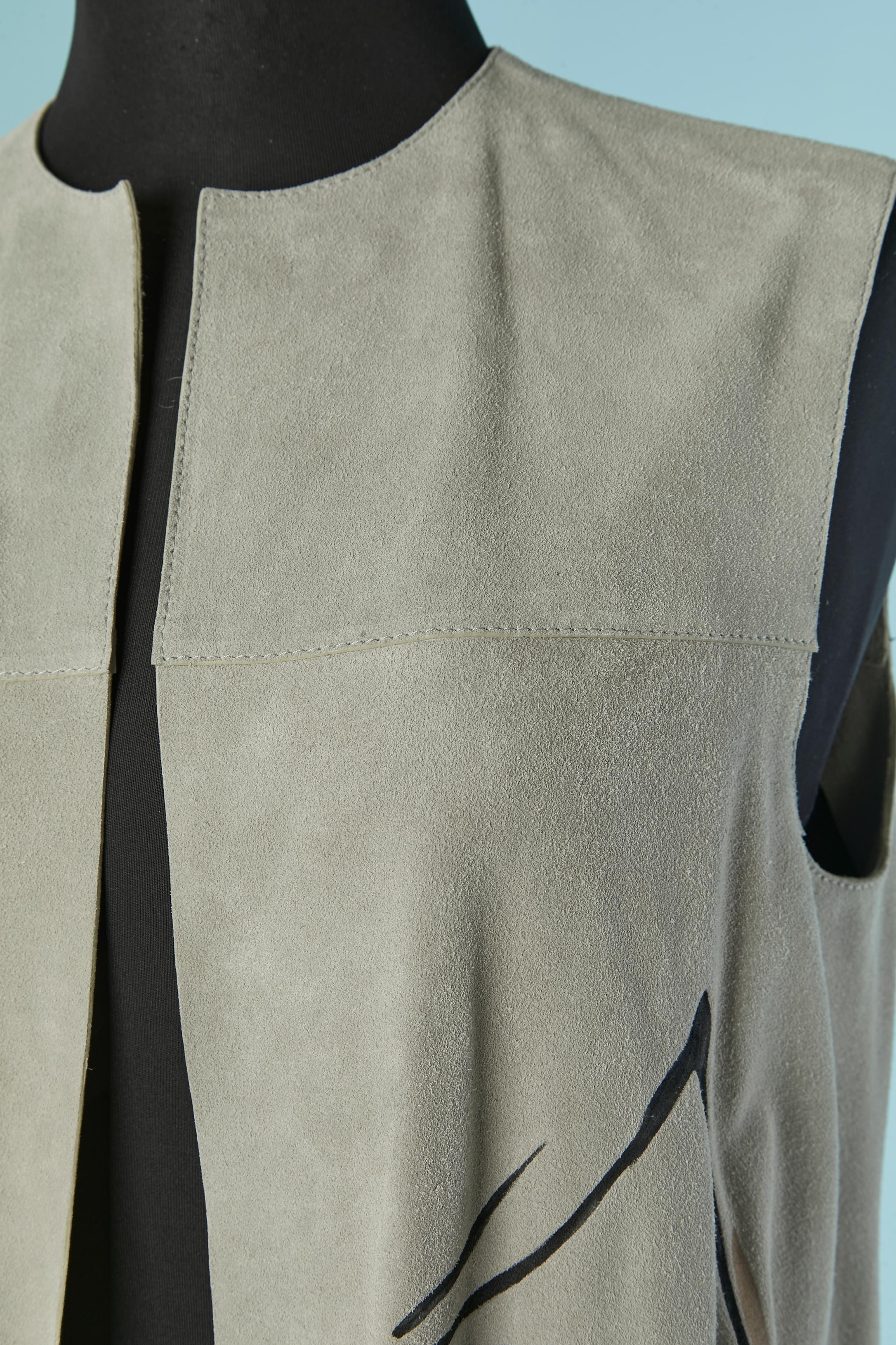 Ensemble en daim gris avec dessin d'inspiration J Cocteau peint à la main. Doublure en daim à l'intérieur de la partie supérieure du gilet. 
Fermeture à glissière au milieu du dos de la jupe. 
Taille du gilet : M 
Taille de la jupe : XS/S 