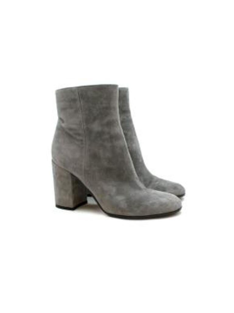 Gianvitto Rossi Grey Suede Heeled Ankle Boots
 

 - Soft light grey suede ankle boots with chunky heel
 - Round toe 
 - Silver zip down the inside of the foot
 - Grey leather lining 
 

 Made in Italy 
 

 

 PLEASE NOTE, THESE ITEMS ARE PRE-OWNED