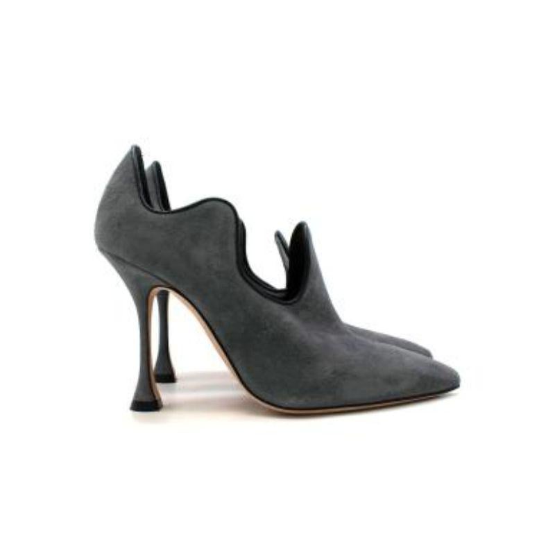 Manolo Blahnik Grey suede pumps
 
 
 
 -Curved edges with leather trims 
 
 -Closed off toe 
 
 -Branded leather insoles 
 
 -Slip on 
 
 -Pointed toe 
 
 
 
 Material: 
 
 
 
 Suede 
 
 Leather 
 
 
 
 Made in Italy 
 
 
 
 PLEASE NOTE, THESE ITEMS