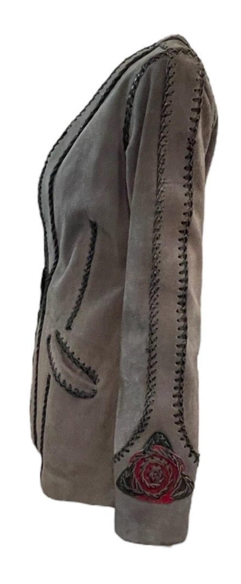 Hochwertiger Hippie-Luxus. Ich denke, es ist sicher anzunehmen, dass diese Jacke in einem Tourbus oder 20 gewesen ist. 1970er Jahre Ära schwere Spurweite grauem Wildleder mit Peitsche Nähte im gesamten. Einknopfverschluss mit stilisiertem