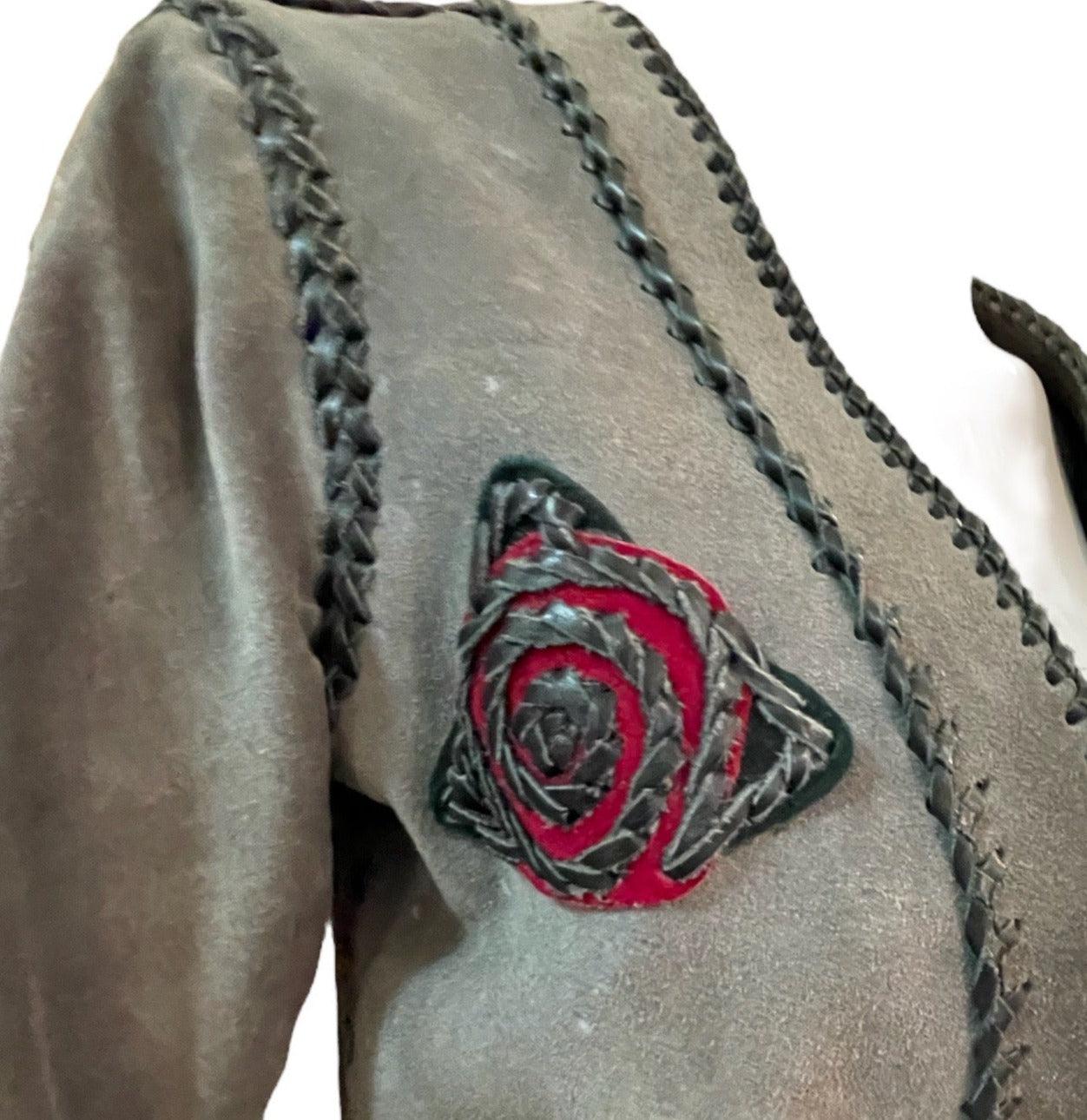 Graue Wildlederjacke mit Peitschennaht und Rosenmedaillon, 1970er Jahre im Zustand „Gut“ im Angebot in Los Angeles, CA