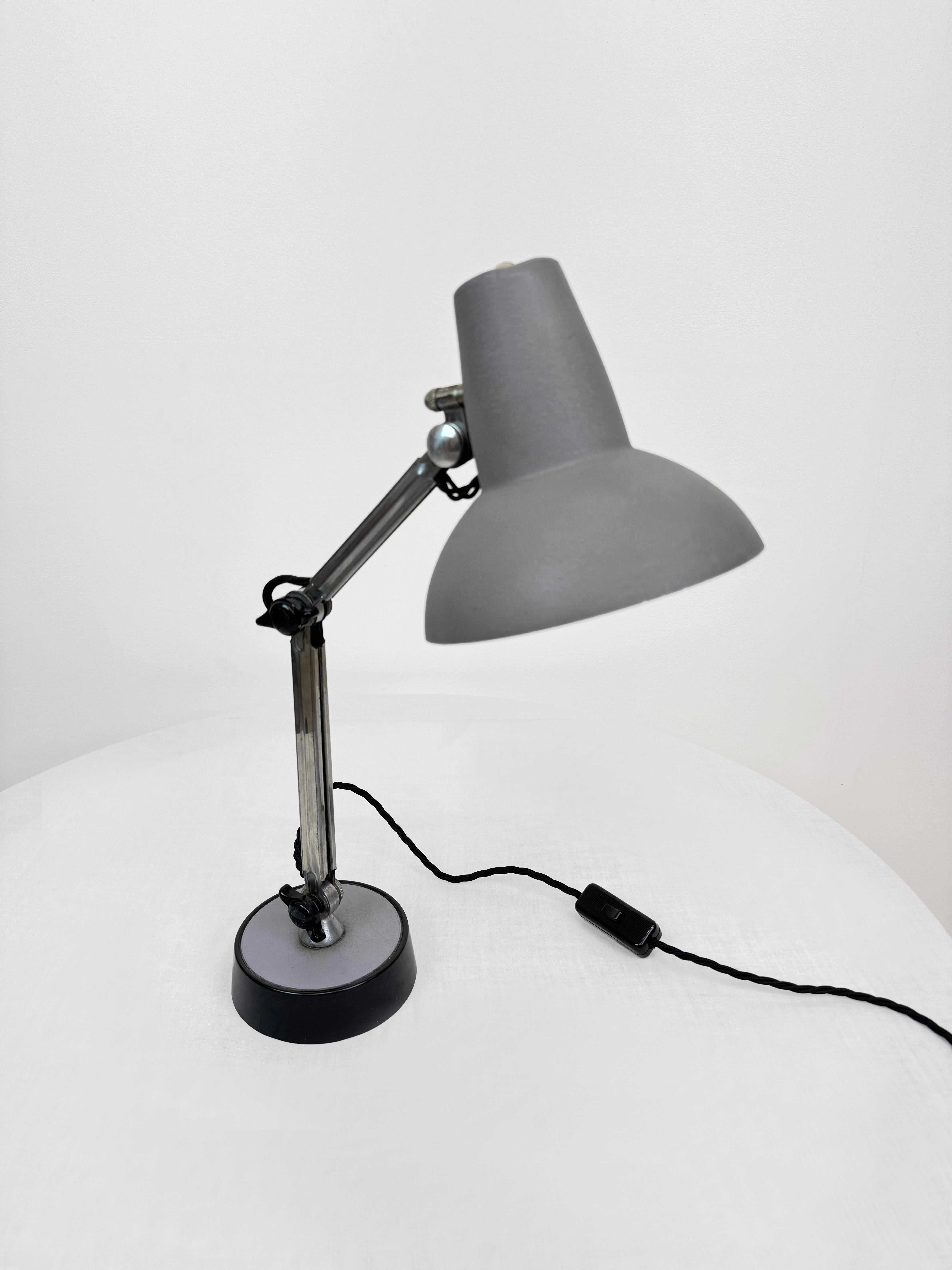 Super Chrome desk lamp from the 60s. The weighted base is made of black lacquered metal, its chrome arm articulates perfectly with its bakelite lock wheels signed by the brand. Mouse Grey lamp in superb condition, works perfectly, professionally