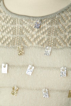 Grauer Pullover mit Paillettenverzierung und überÄrmeln von Christian Lacroix Bazar