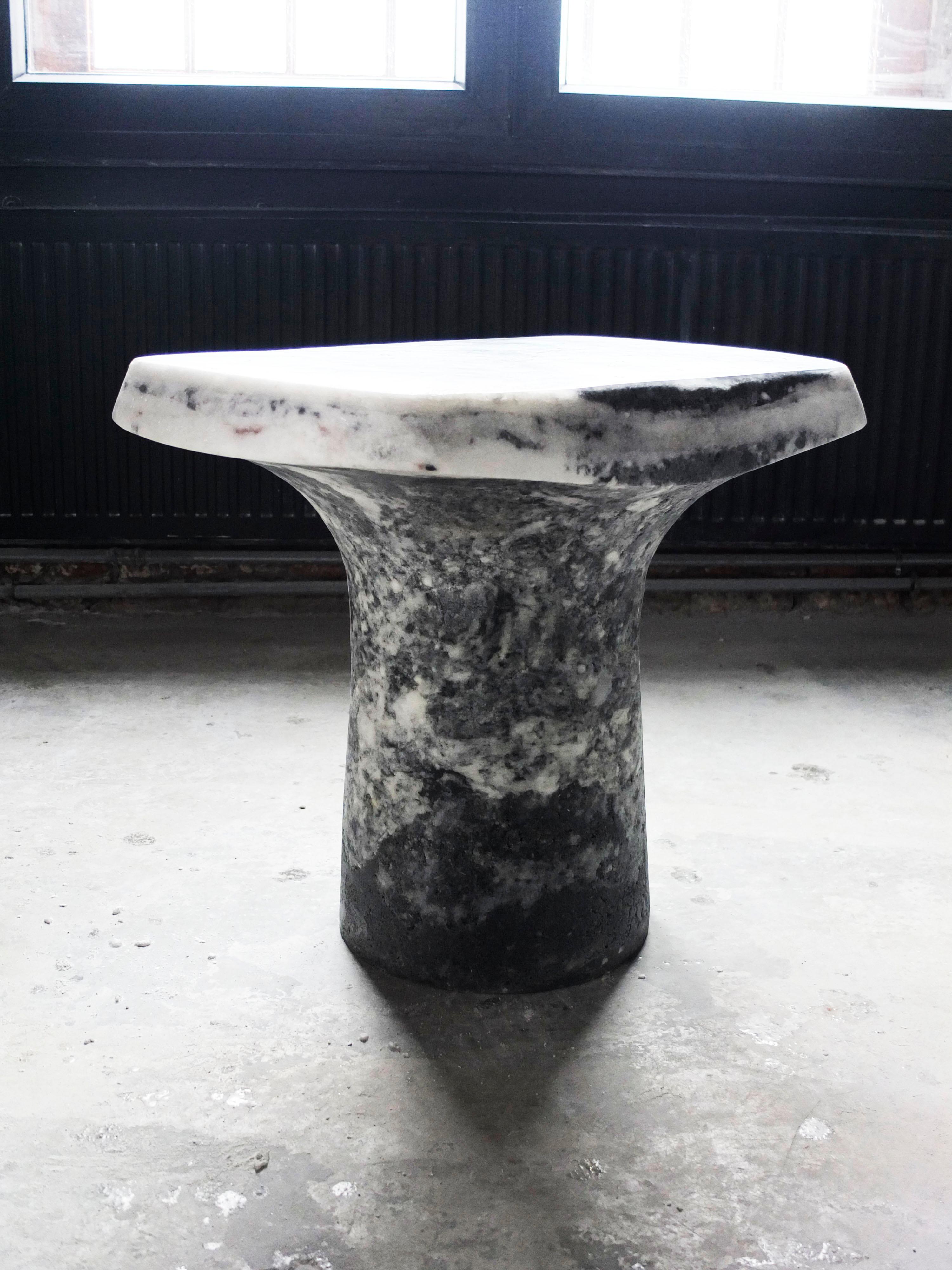 Table T grise de Roxane Lahidji
Dimensions : D 60 x L 40 x H 50 cm.
Matériaux : Marbre Sel.
Poids : 50 kg.

Roxane Lahidji est un designer social spécialisé dans le développement et les applications de matériaux écologiques. Ses recherches portent