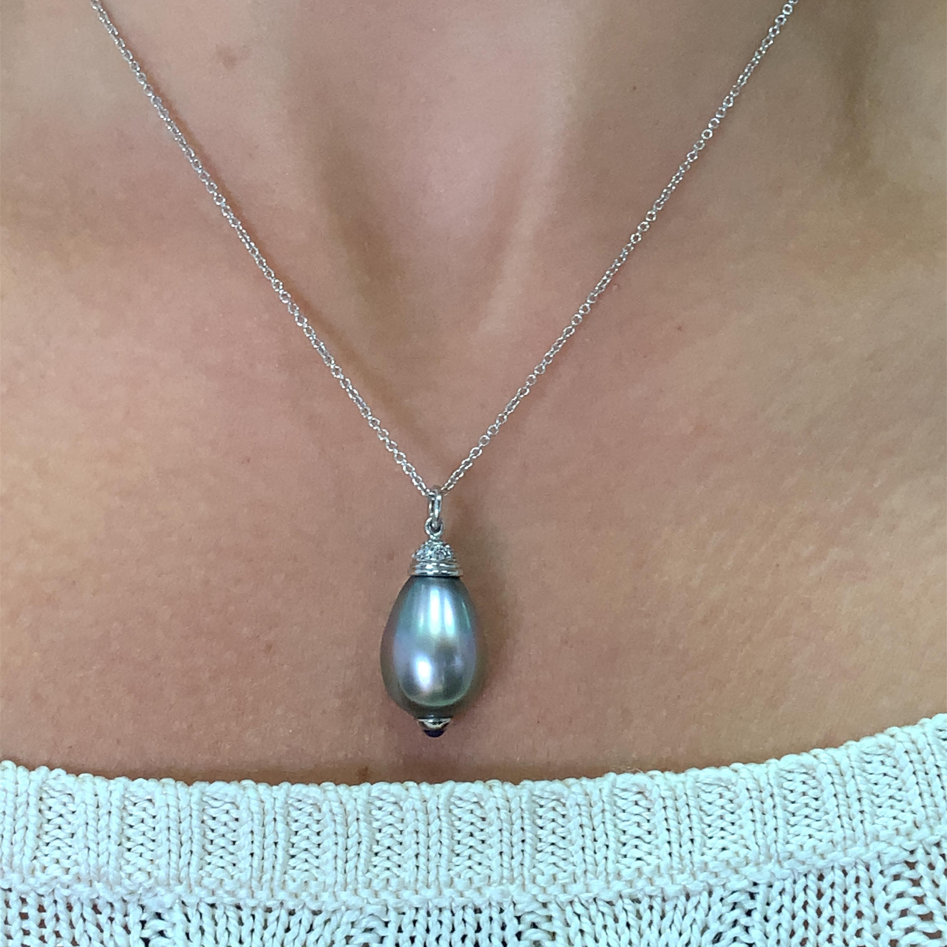 Questa splendida collana è un must per ogni collezione di gioielli. Combinazione perfetta di bellezza ed eleganza, presenta un ciondolo a forma di pera in uno splendido colore grigio, realizzato in oro bianco 18 carati. Il ciondolo è impreziosito da