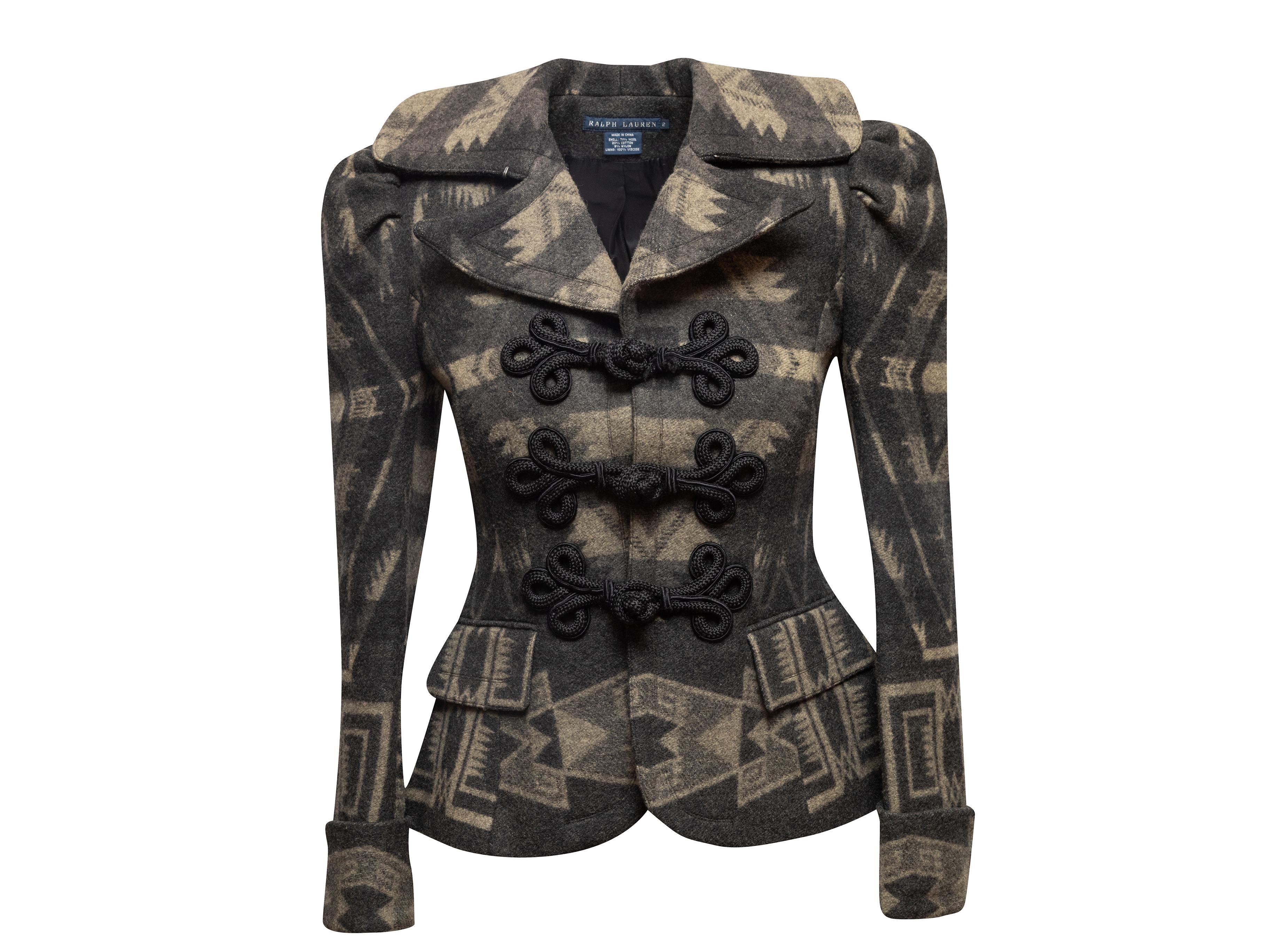 Giacca in lana grigia e taupe con motivo Southwestern di Ralph Lauren. Colletto dentellato. Doppie tasche sui fianchi. Chiusura con bottoni a forma di rana sul davanti. Busto di 33 cm, larghezza delle spalle di 13,5 cm, lunghezza delle maniche di 25
