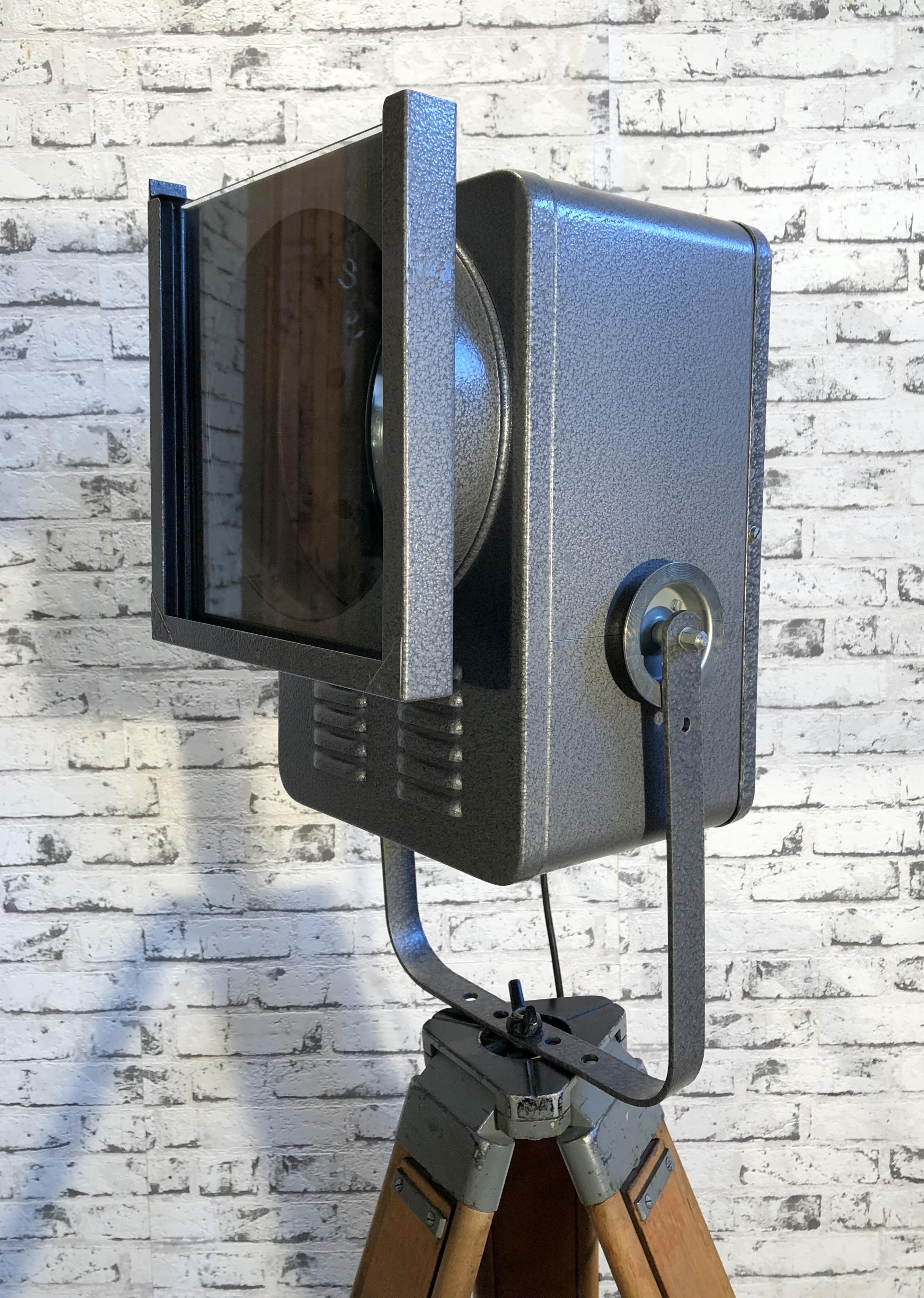This adjustable theater reflector comes from former Czechoslovakia. It was made in the 1980s. The spotlight has a gray hammered finish on the metal body and features clear glass. It is fitted with an E 27 socket.

Additional dimensions:
-