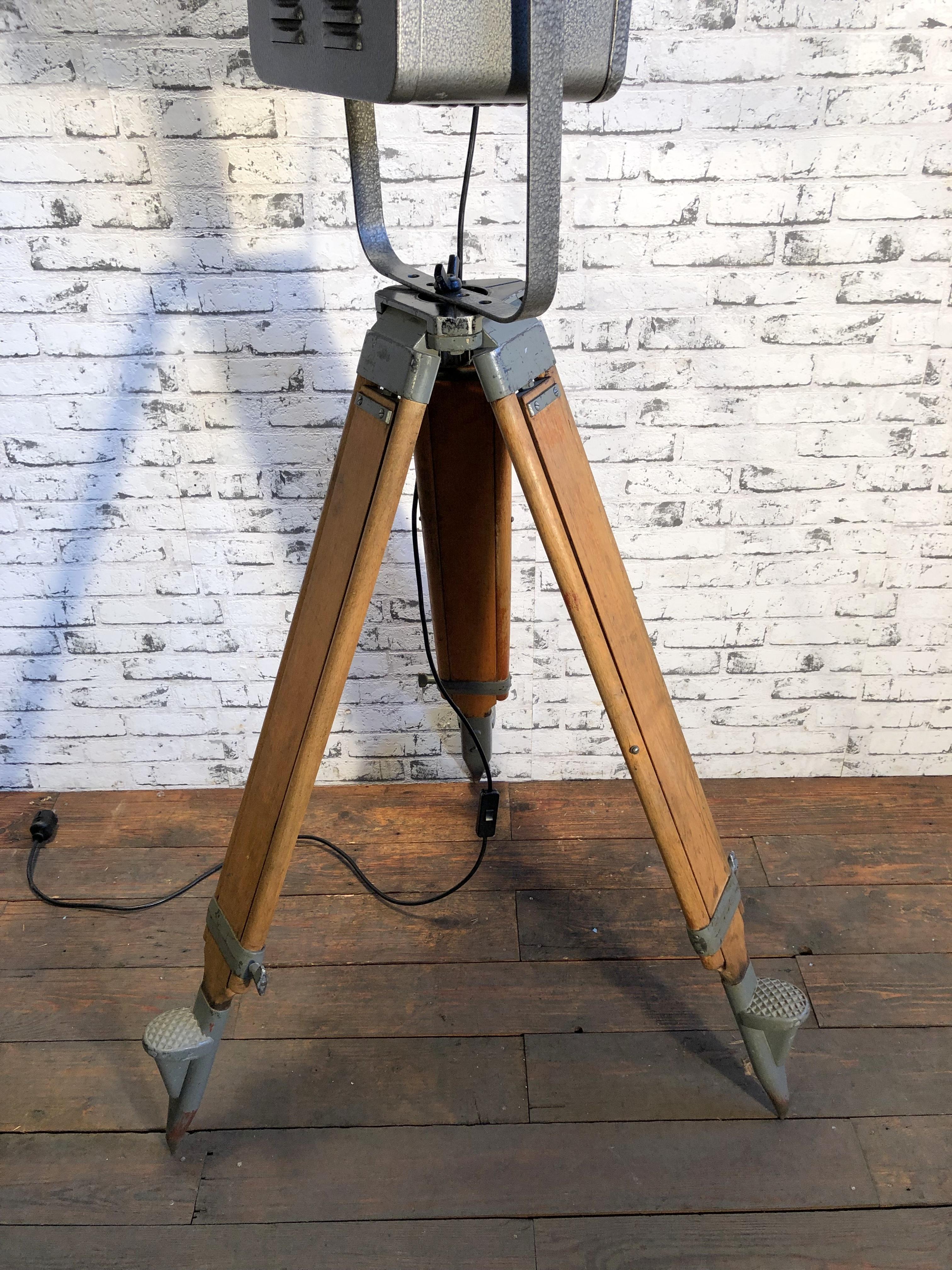 Riflettore teatrale grigio su treppiede di legno, anni '80 in vendita 1