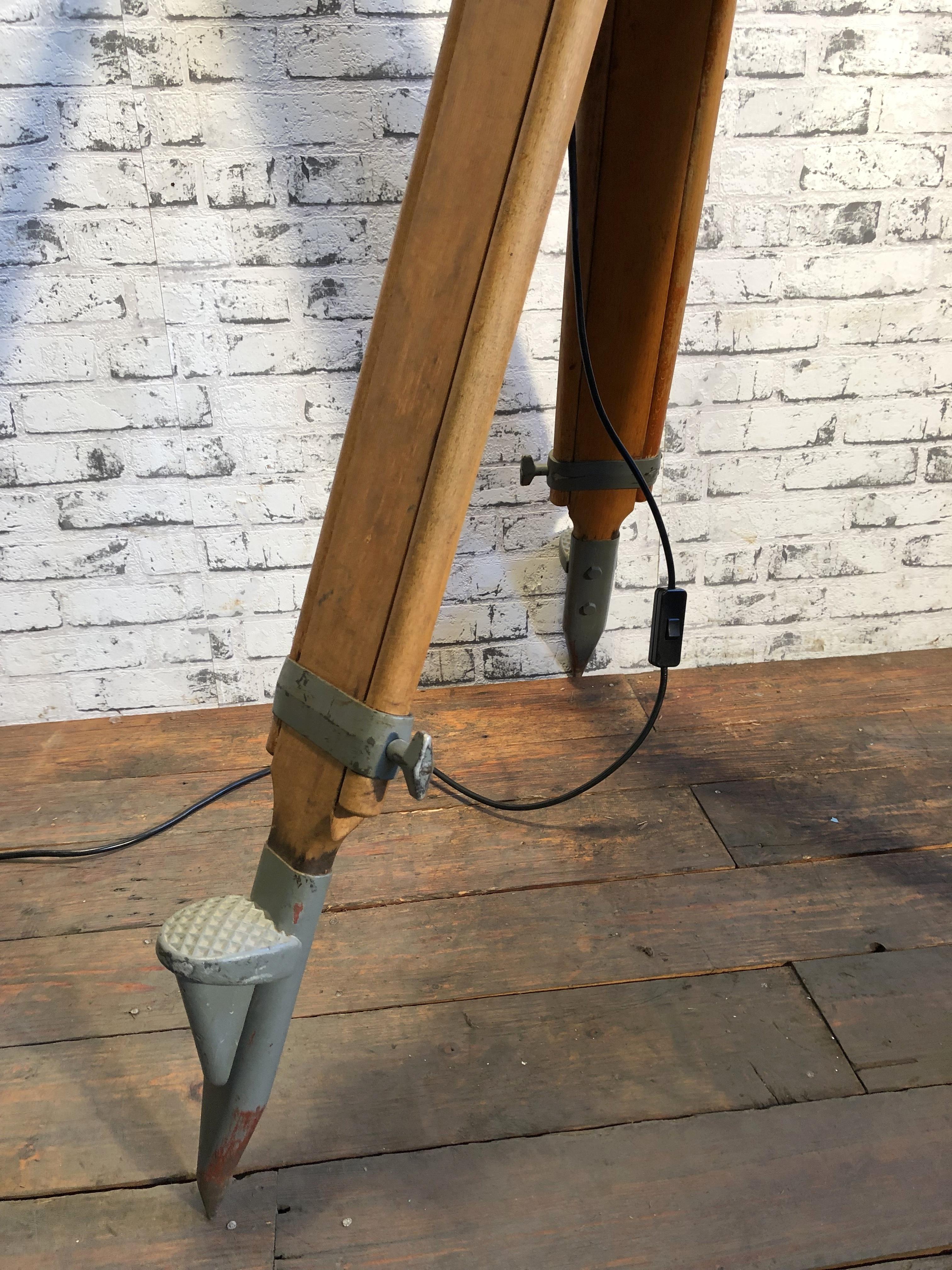 Riflettore teatrale grigio su treppiede di legno, anni '80 in vendita 2