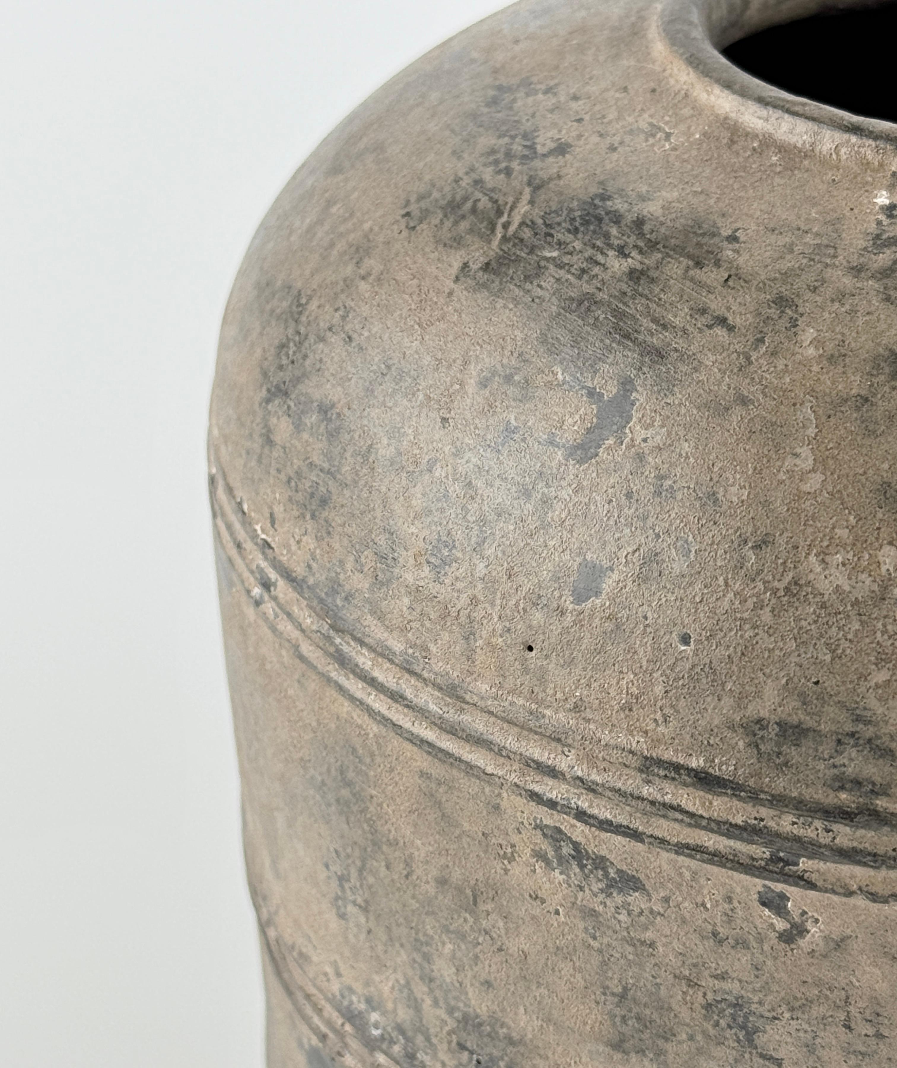 Grey Tripod Granary Jar, Han dynasty In Good Condition For Sale In seoul, KR