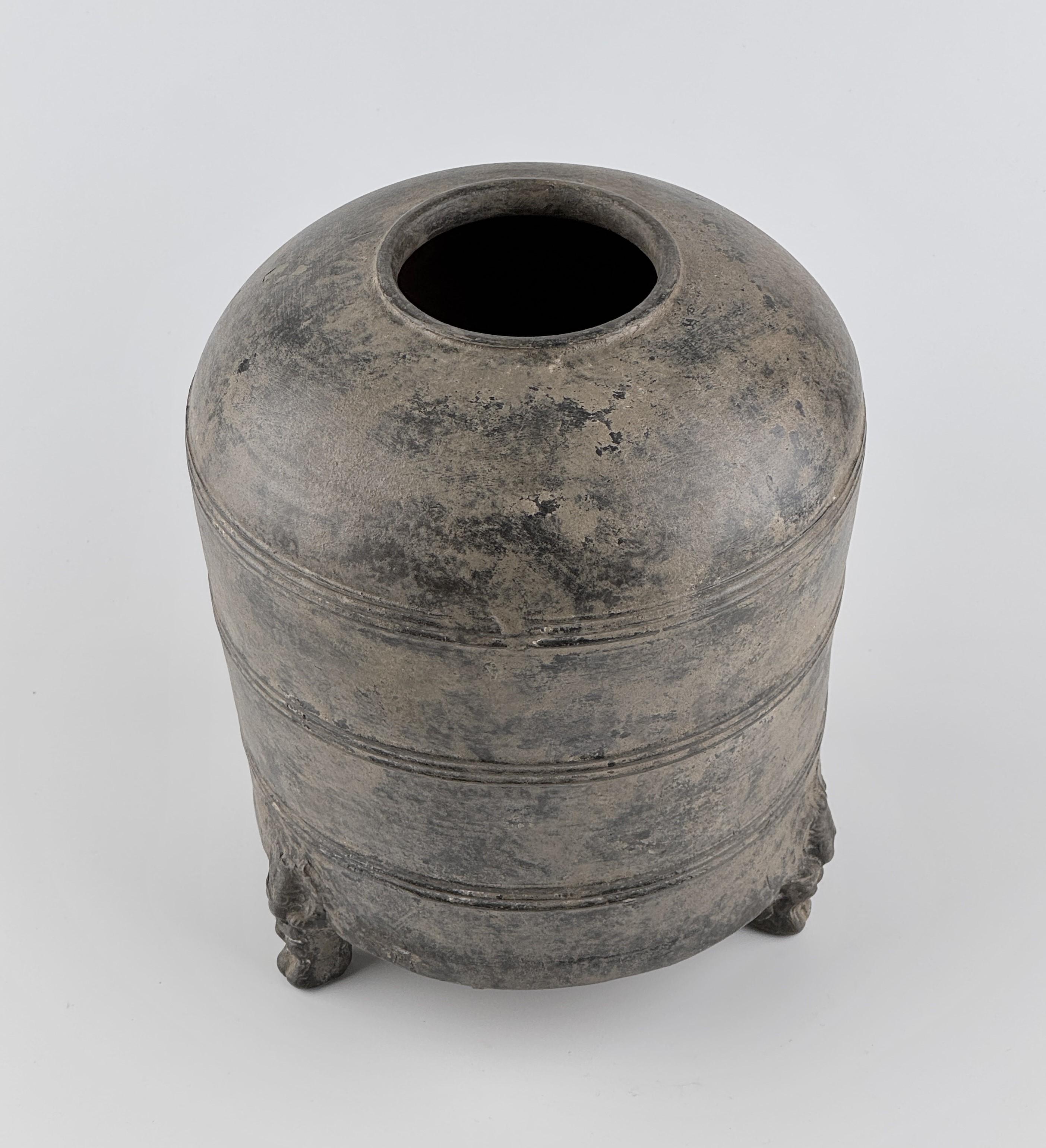 Grey Tripod Granary Jar, Han dynasty For Sale 2